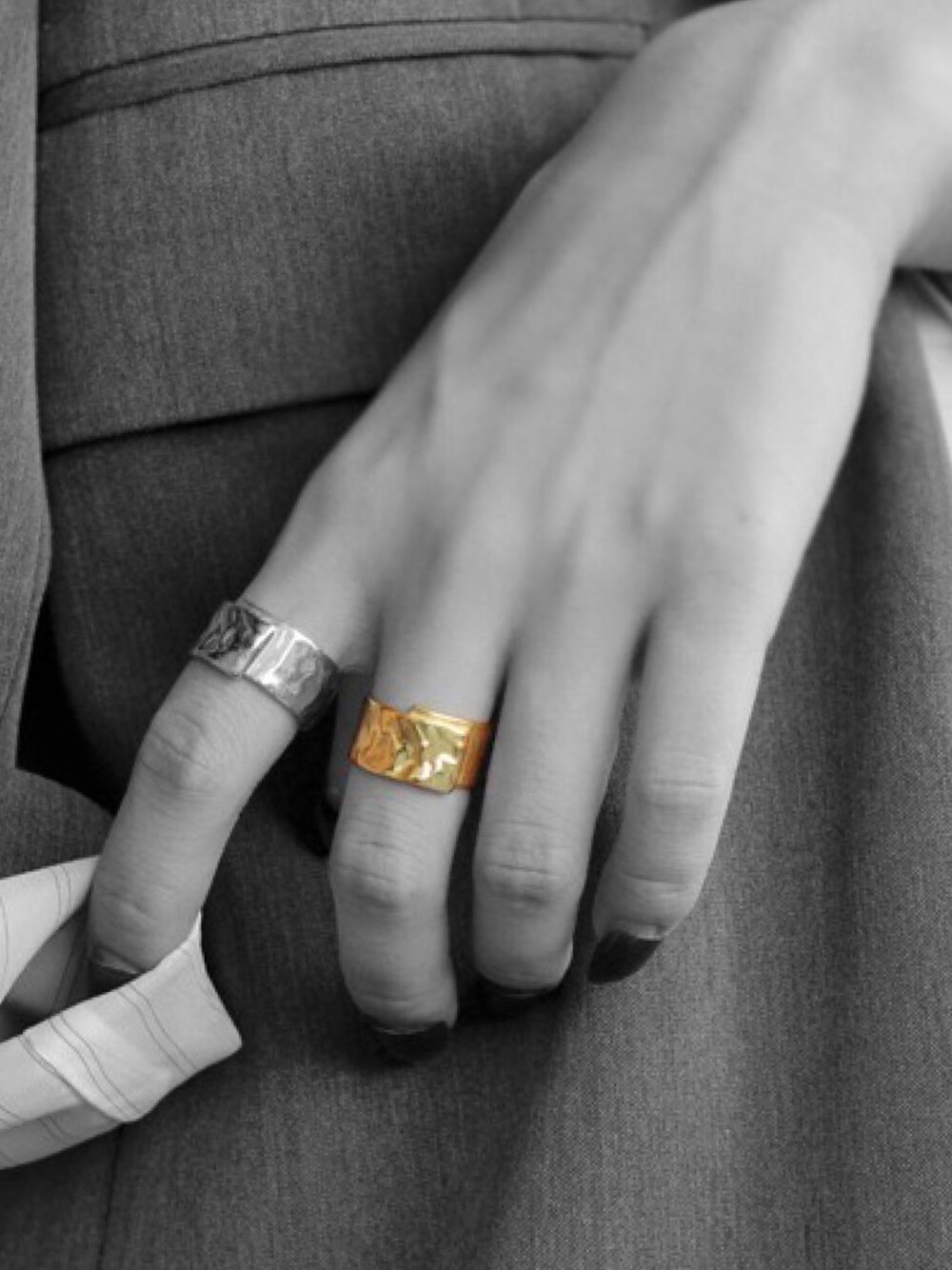 ゴールド系のリングを着用したメンズの冬コーディネートの1枚目の写真