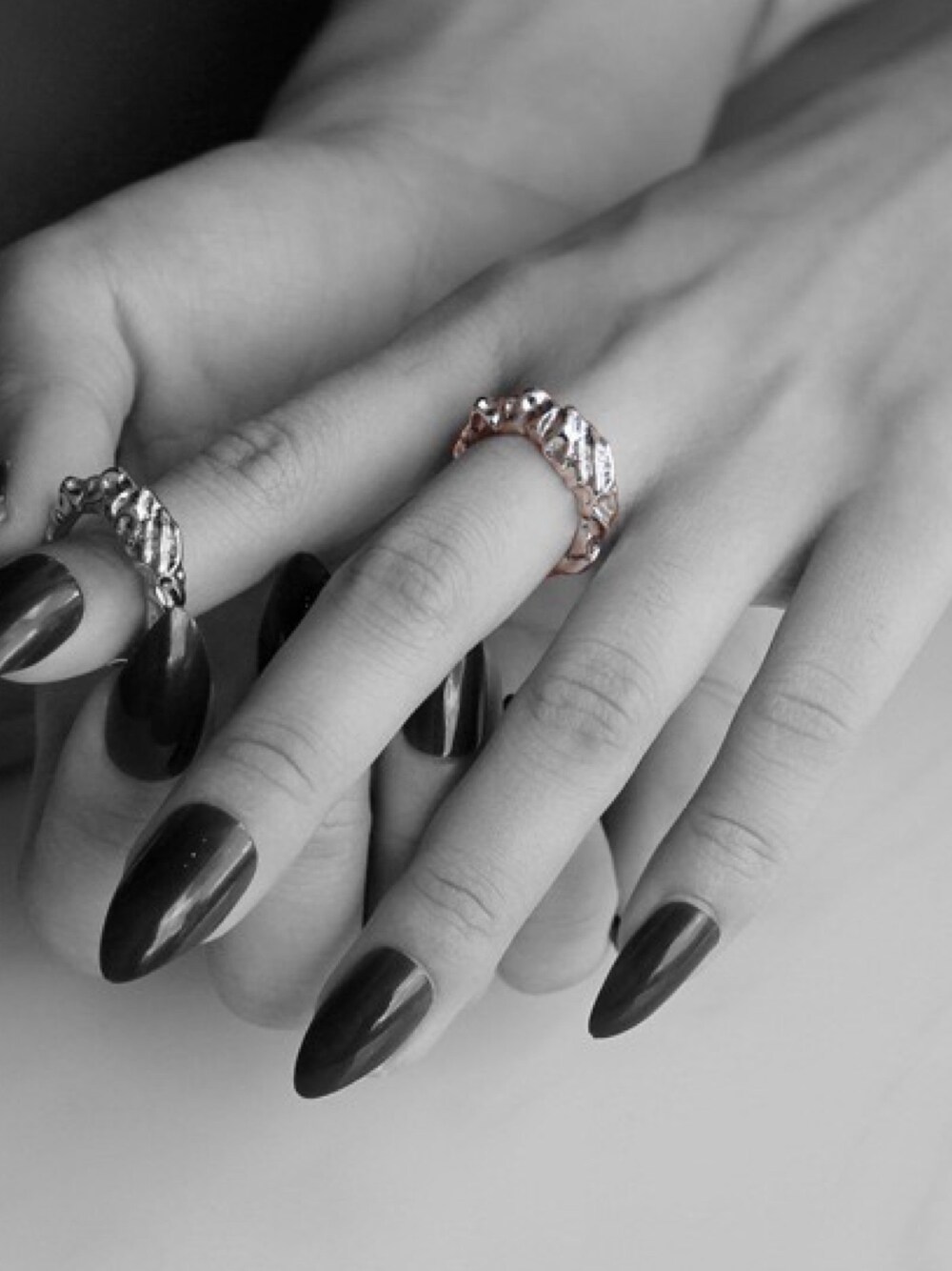 シルバー系のリングを着用したメンズの冬コーディネートの1枚目の写真