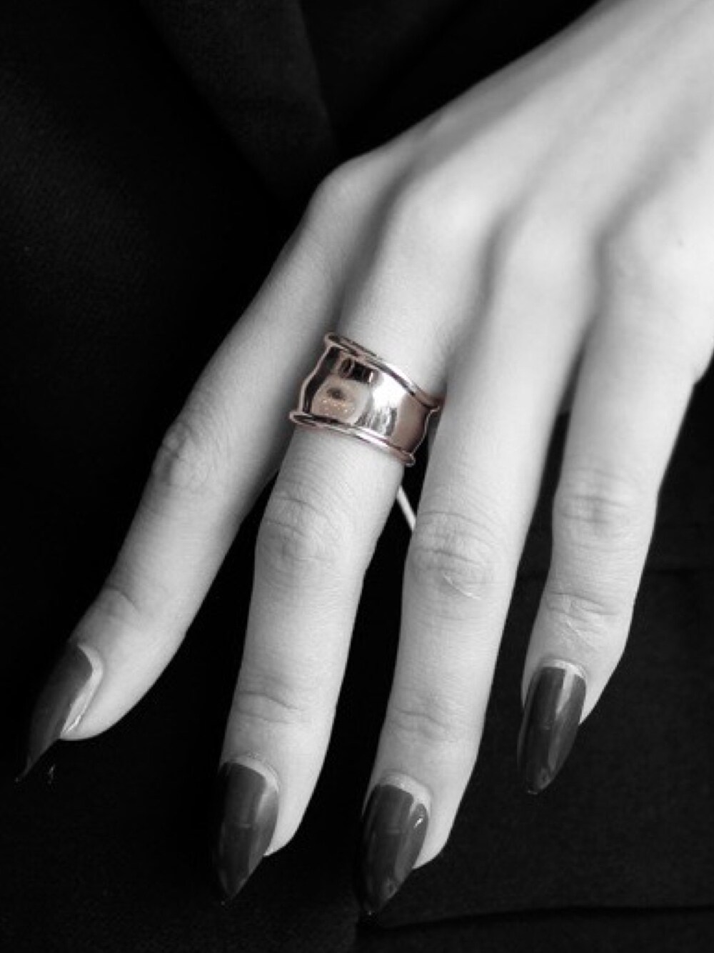 シルバー系のリングを着用したメンズの冬コーディネートの1枚目の写真