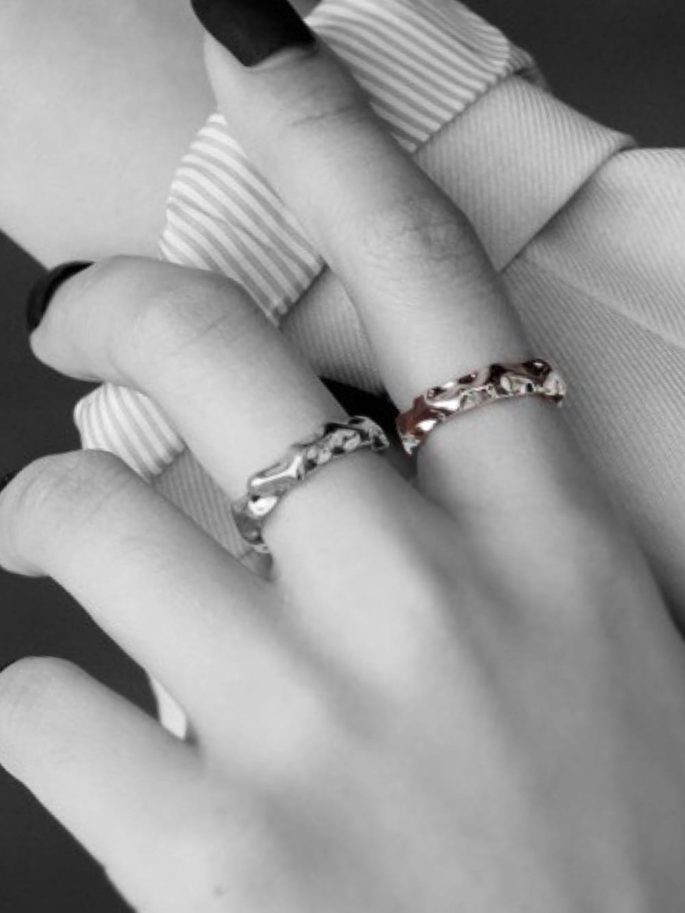 シルバー系のリングを着用したメンズの冬コーディネートの1枚目の写真