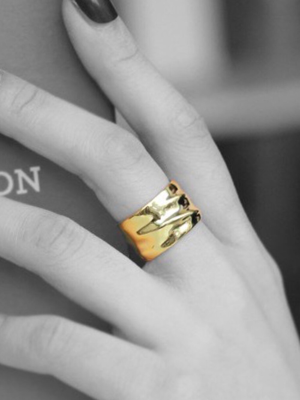 ゴールド系のリングを着用したメンズの冬コーディネートの1枚目の写真