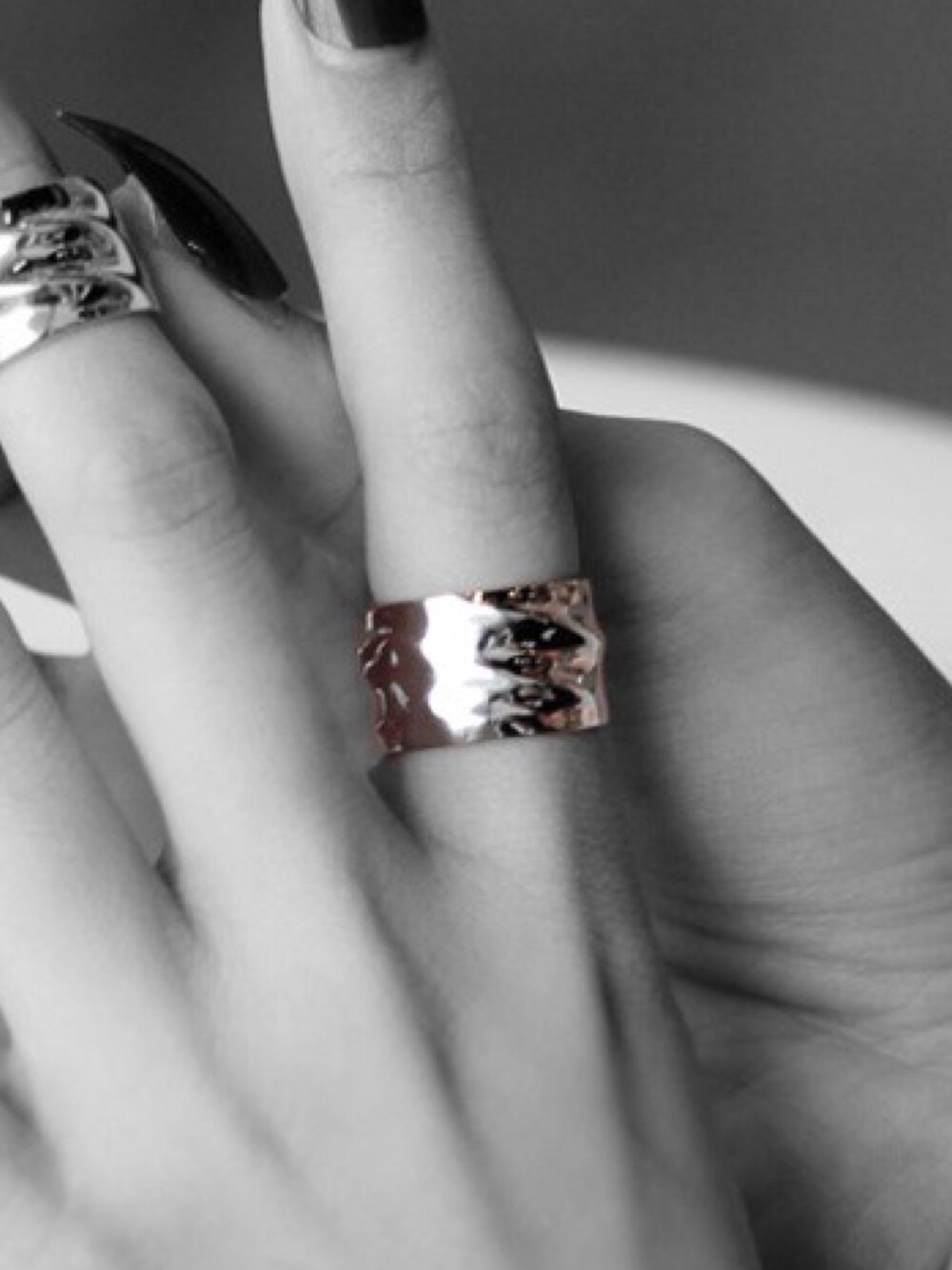 シルバー系のリングを着用したメンズの冬コーディネートの1枚目の写真