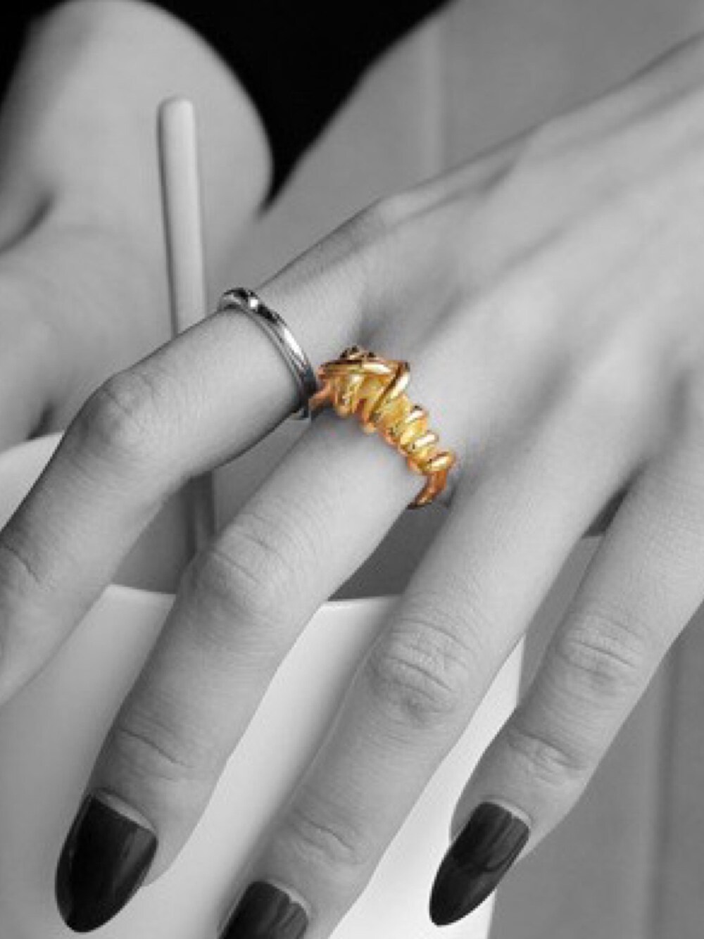 ゴールド系のリングを着用したメンズの冬コーディネートの1枚目の写真