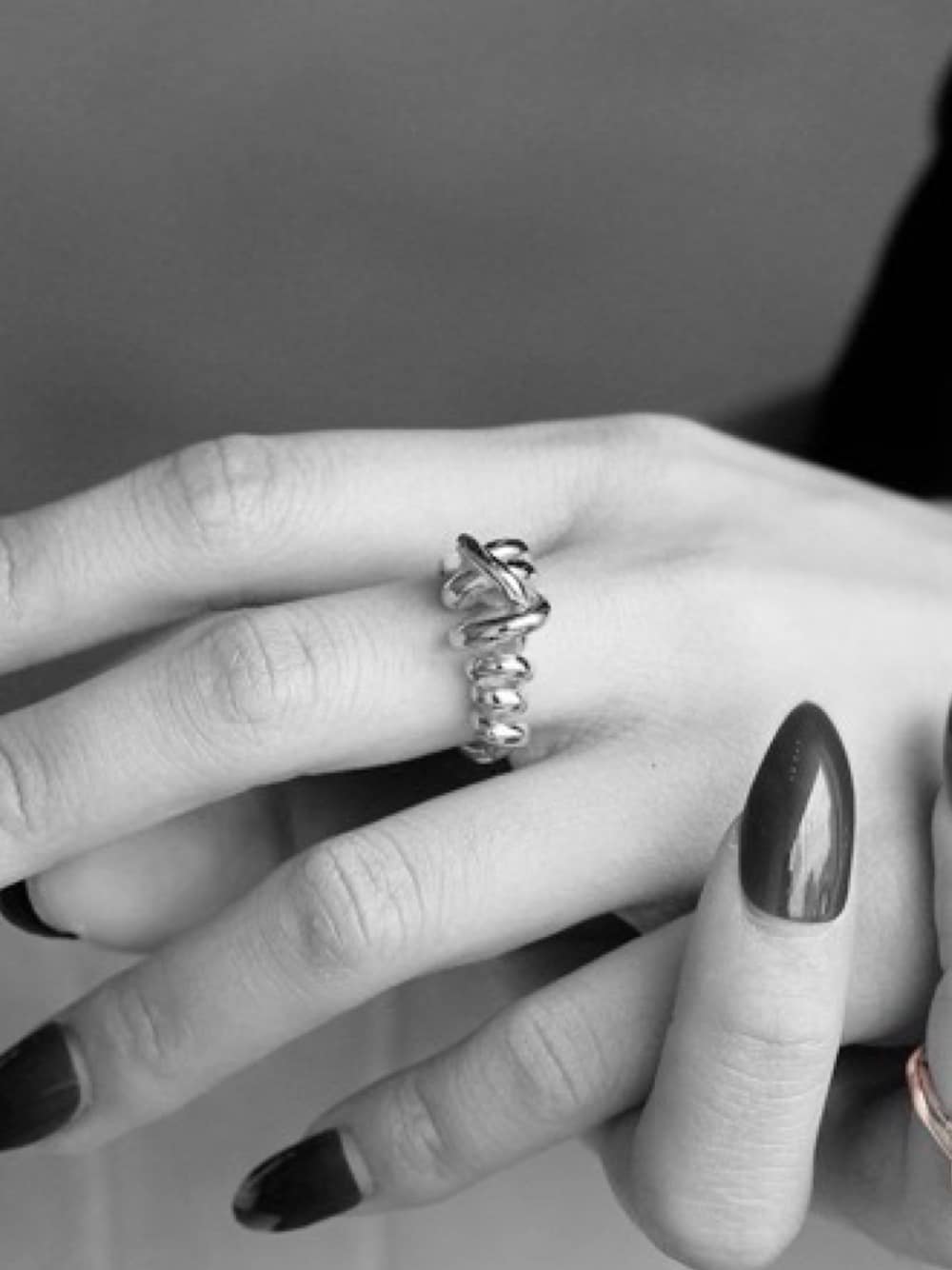 シルバー系のリングを着用したメンズの冬コーディネートの1枚目の写真