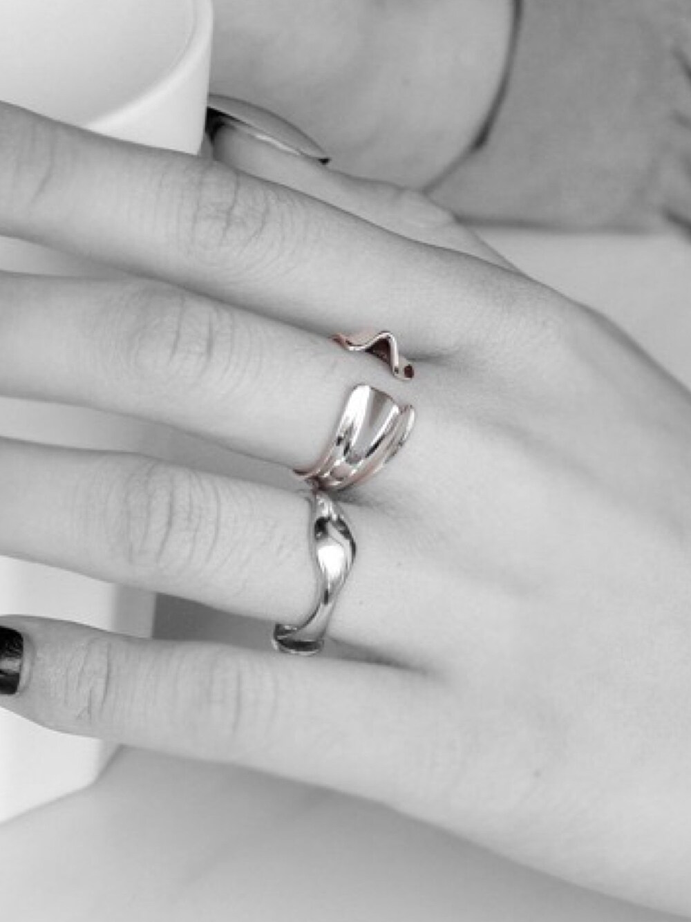 シルバー系のリングを着用したメンズの冬コーディネートの1枚目の写真