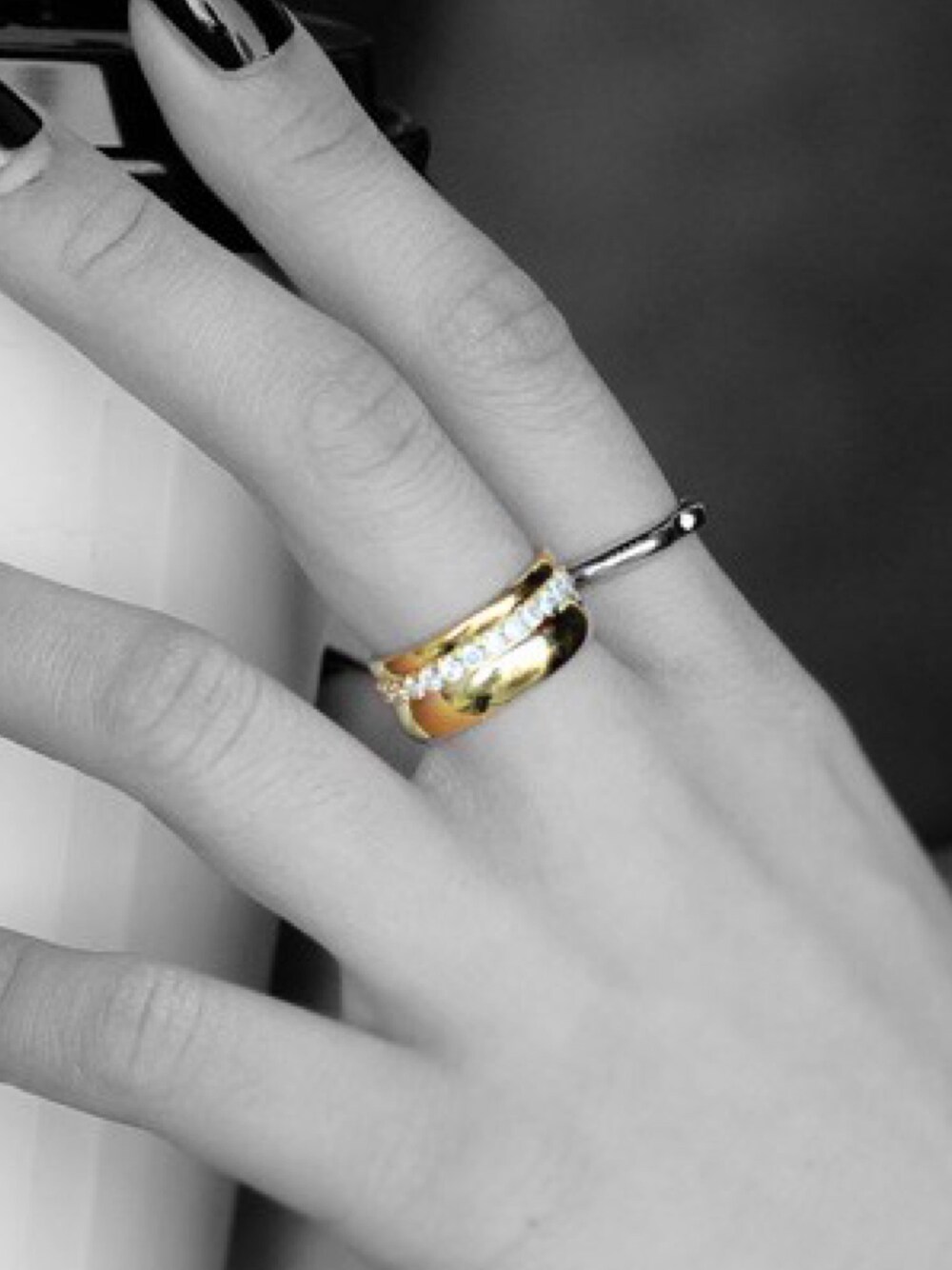 ゴールド系のリングを着用したメンズの冬コーディネートの1枚目の写真