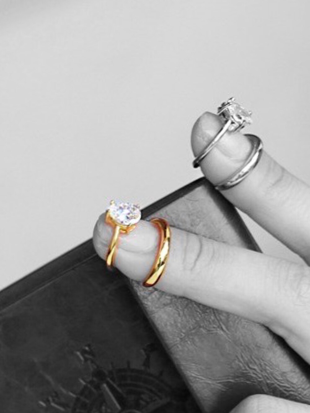 ゴールド系のリングを着用したメンズの冬コーディネートの1枚目の写真