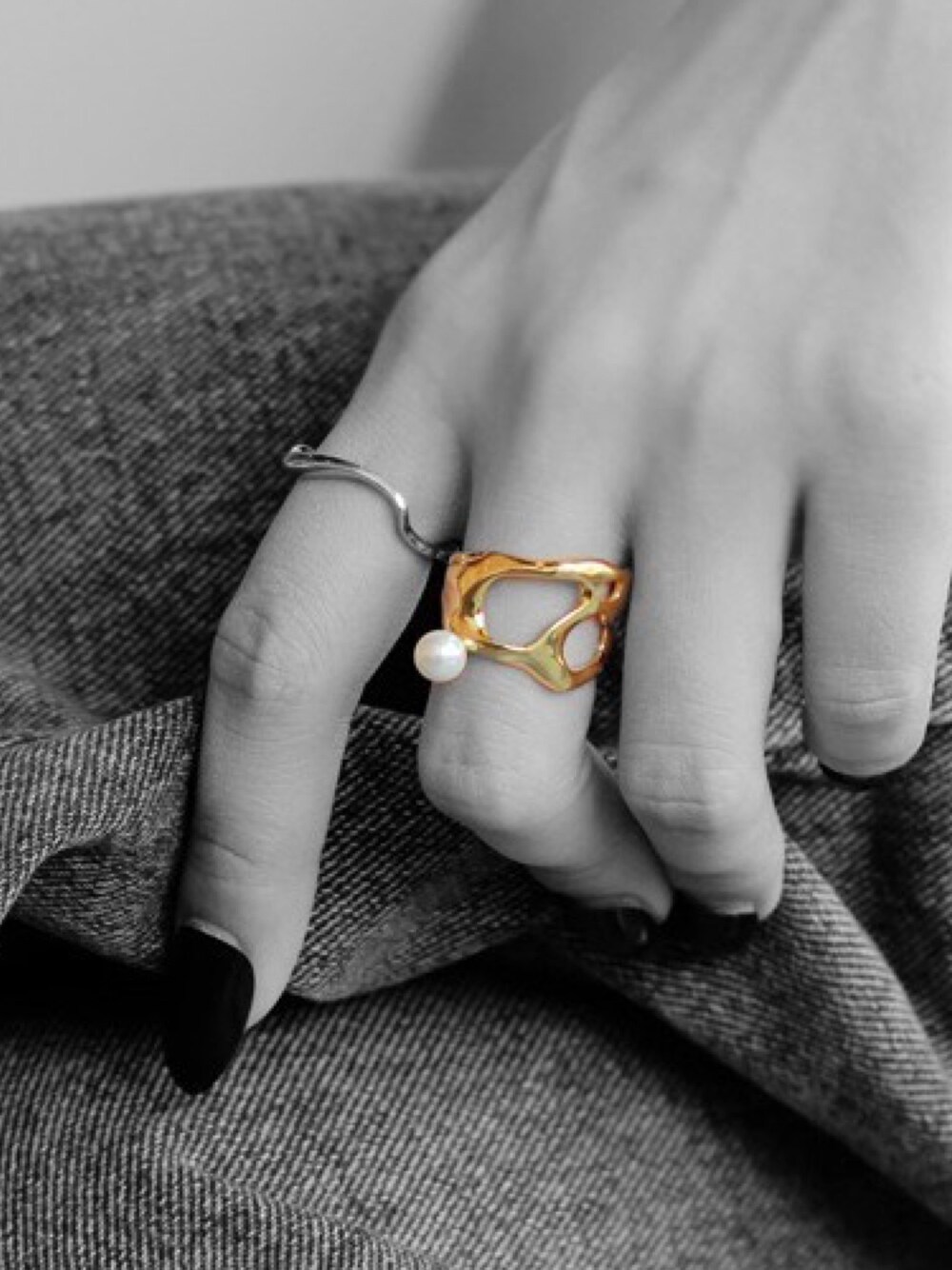 ゴールド系のリングを着用したメンズの冬コーディネートの1枚目の写真