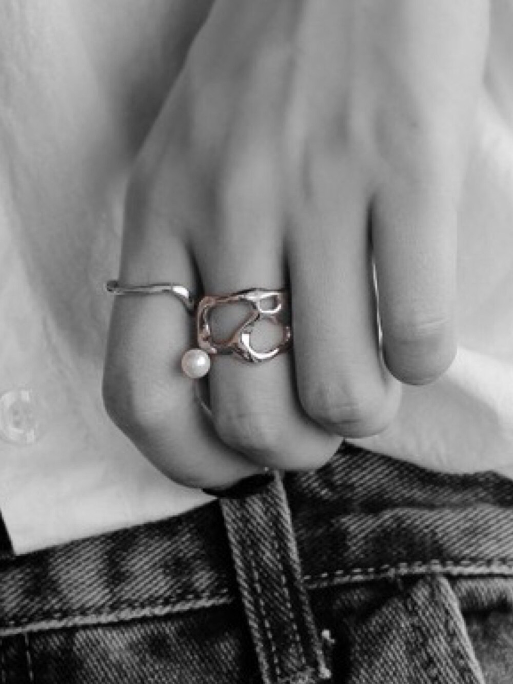 シルバー系のリングを着用したメンズの冬コーディネートの1枚目の写真