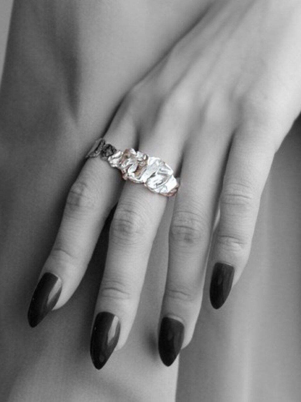 シルバー系のリングを着用したメンズの冬コーディネートの1枚目の写真