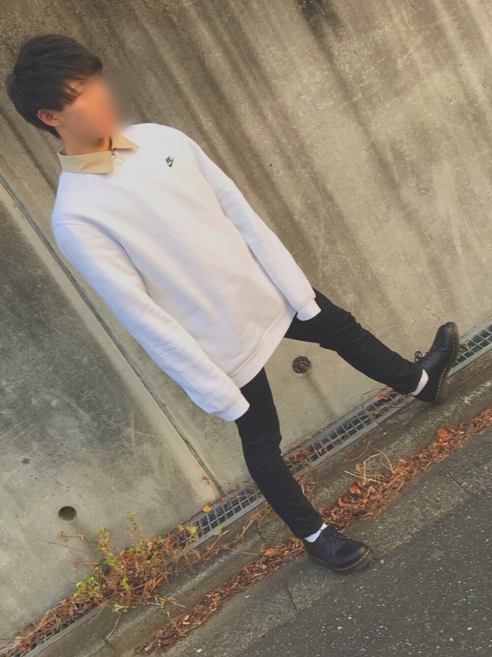 「シンプルコーデ、おしゃれさんと繋がりたい、黒スキニー、Dr.Martens、NIKE、スウェット、LIDnM、モノトーン、メリークリスマス、GU」｜「LIDNMのリングジップハーフスリーブシャツ【ベージュ】（シャツ/ブラウス、ベージュ系）」を使った、はまさん（メンズ・164cm）の冬コーディネートの1枚目の写真