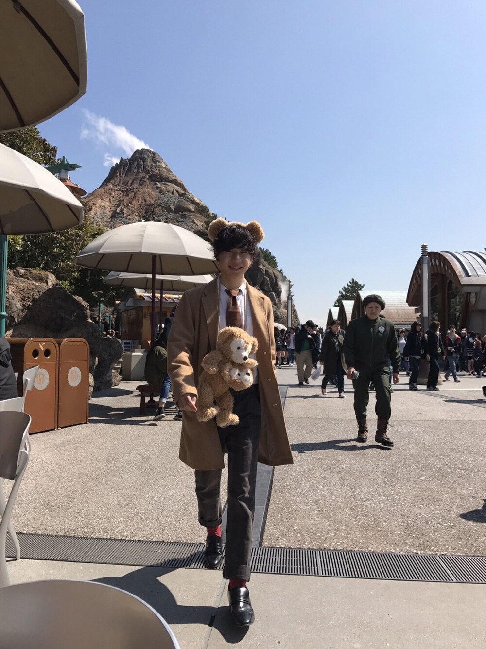 「ディズニー、ディズニーコーデ、おそろいコーデ、ダッフィーコーデ、コスプレ、古着MIX、GU、プチプラ」｜「GIVENCHYのアイテム（ネクタイ、ブラウン系）」を使った、Hayato さん（メンズ・165cm）の冬コーディネートの1枚目の写真