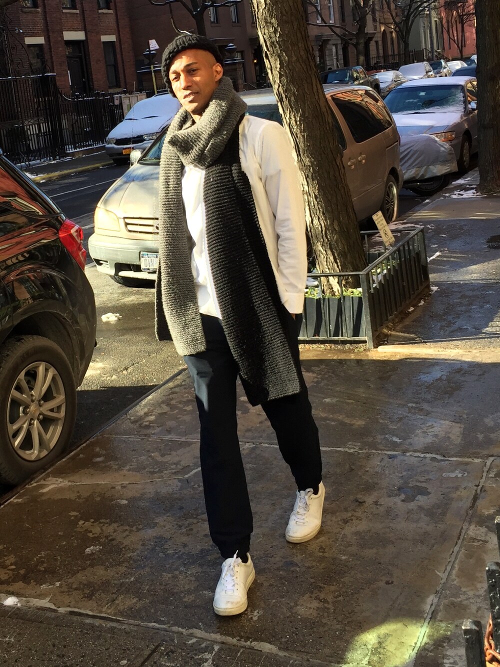 「outfit、hat、nytimes、GQ JAPAN、cozystyle、NYC」｜「BARNEYS NEWYORKのアイテム（マフラー、ブラック系）」を使った、Seanさん（メンズ・185cm）の冬コーディネートの1枚目の写真
