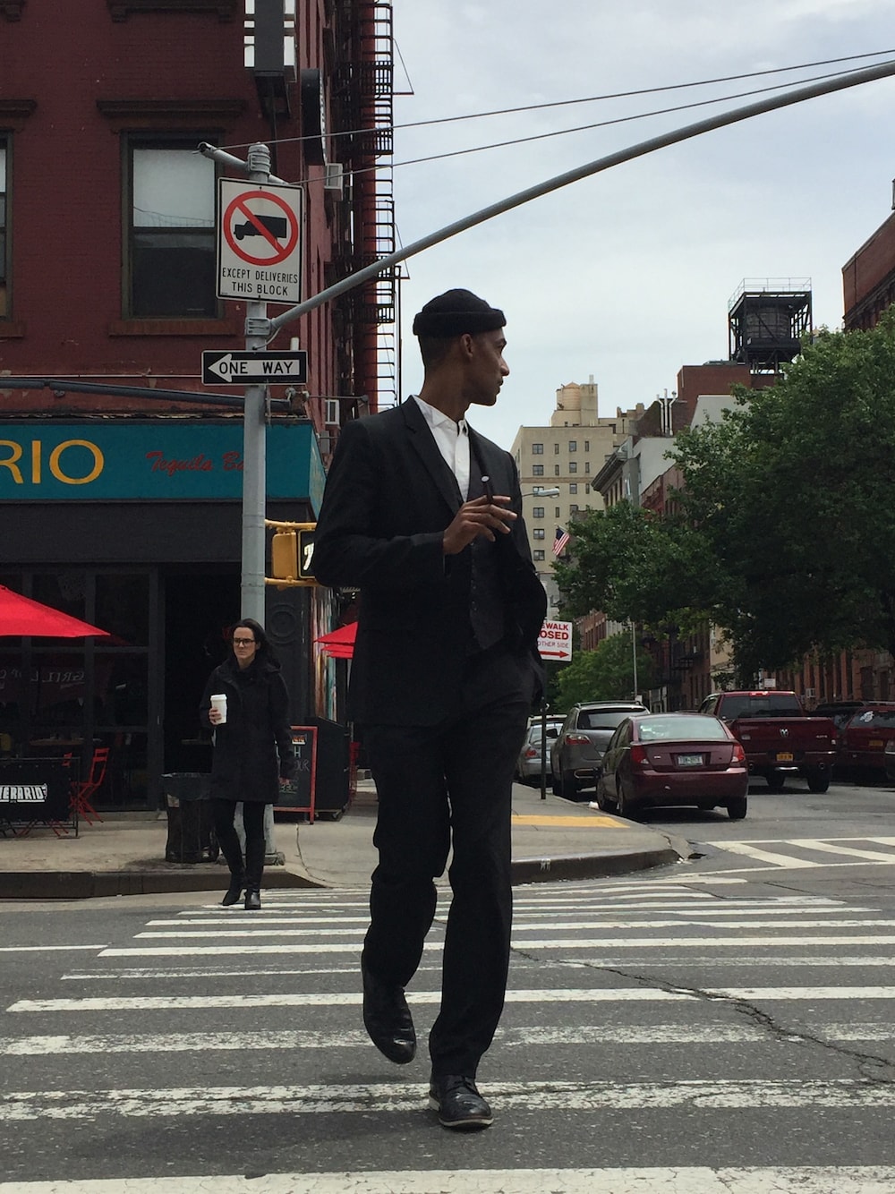 「Business As Usual」｜「BARNEYS NEWYORKのアイテム（ドレスシューズ、ブラック系）」を使った、Seanさん（メンズ・185cm）の春コーディネートの1枚目の写真