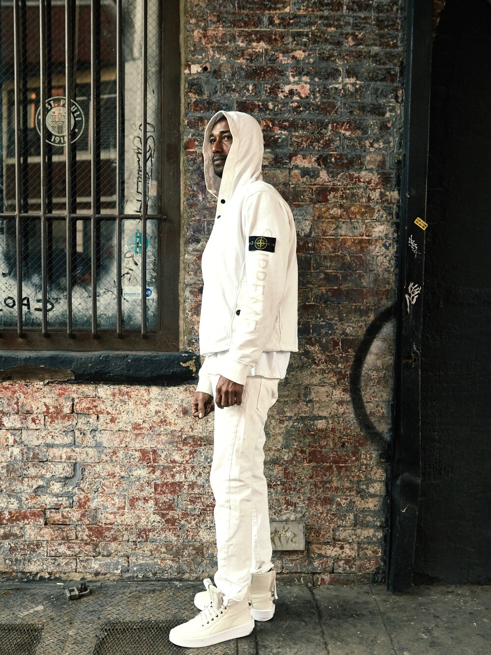 「winterwhites、winter、streetstyle」｜「Supreme のアイテム（パーカー、ホワイト系）」を使った、Seanさん（メンズ・185cm）の春コーディネートの1枚目の写真