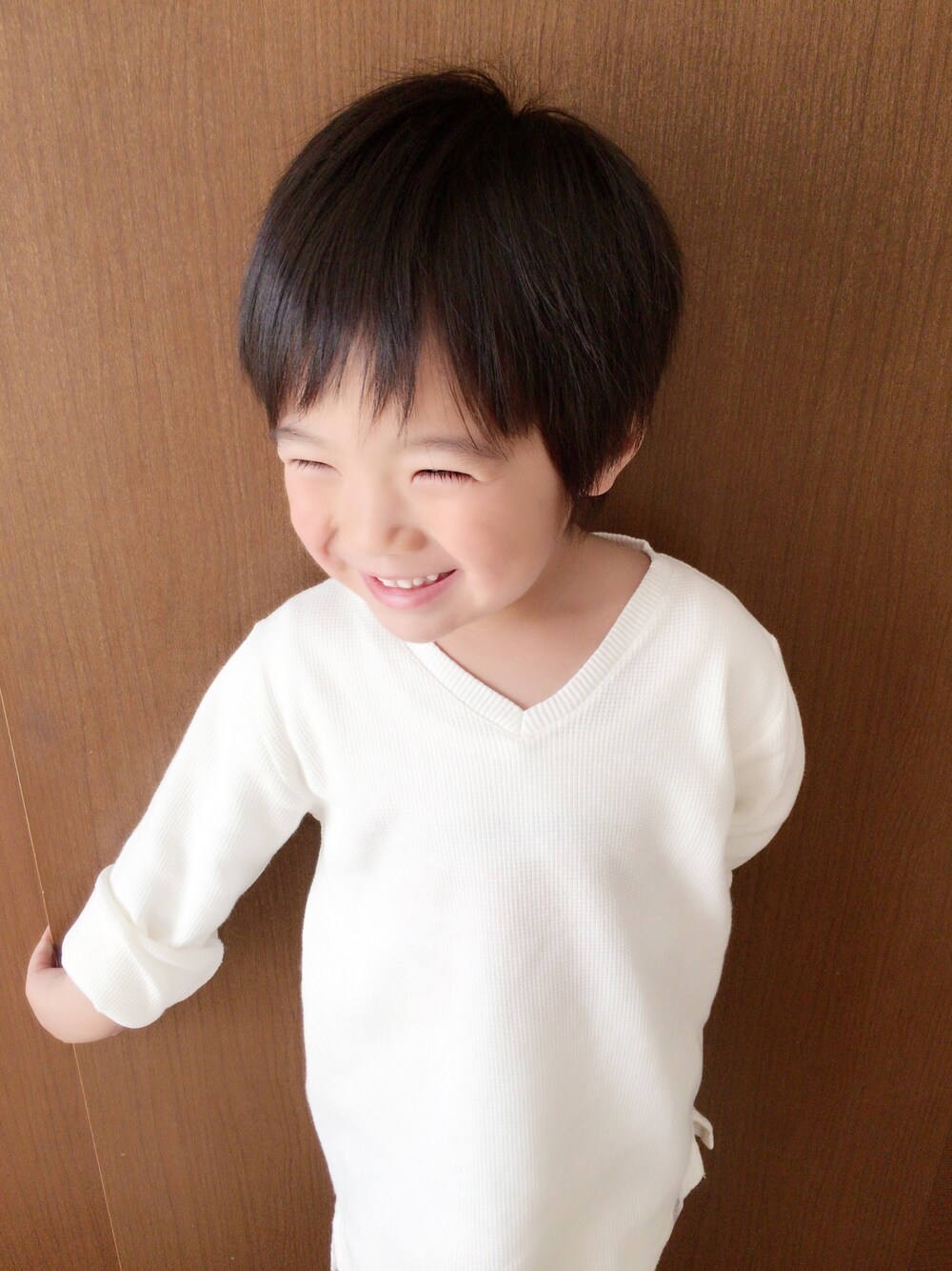「AZUL by moussyのストーンウォッシュワッフル長袖VネックPO（Tシャツ/カットソー、ホワイト系）」を使った、hitsuziさん（キッズ・100cm）の春コーディネートの1枚目の写真