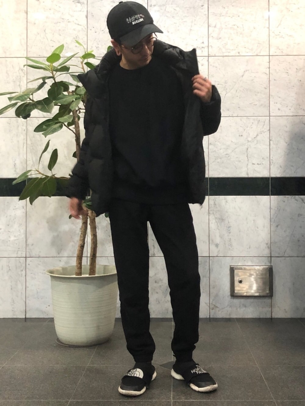 「メガネ男子、シンプル、きれいめカジュアル、ブラック、ユニクロ、プチプラ、黒コーデ」｜「BULLISHのBULLISH ハンドサインロゴ刺繍CAP（キャップ、ブラック系）」を使った、Masao.さん（メンズ・170cm）の冬コーディネートの1枚目の写真
