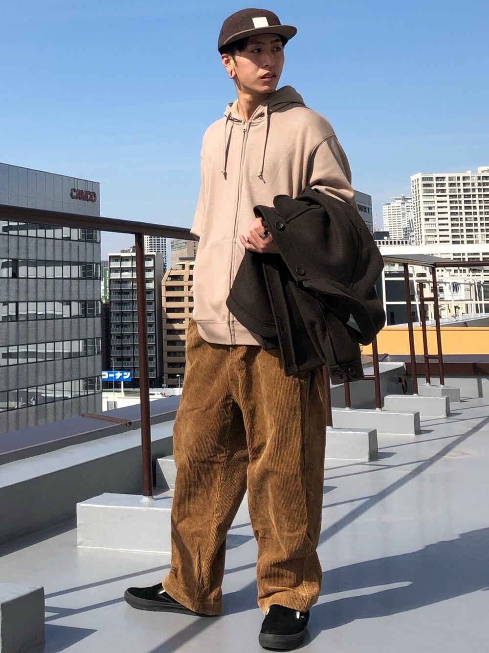 「チョコ色に染まれ、休日コーデ、休日スタイル、お洒落さんとつながりたい、いいね、save、フォローお願いします🤑、ワイドパンツ、オーバーサイズ、スニーカー」｜「THE NORTH FACEのTHE NORTH FACE ザ・ノース・フェイス ファイブ パネル キャップ FIVE PANEL CAP（キャップ、ブラウン系）」を使った、Masao.さん（メンズ・170cm）の冬コーディネートの1枚目の写真