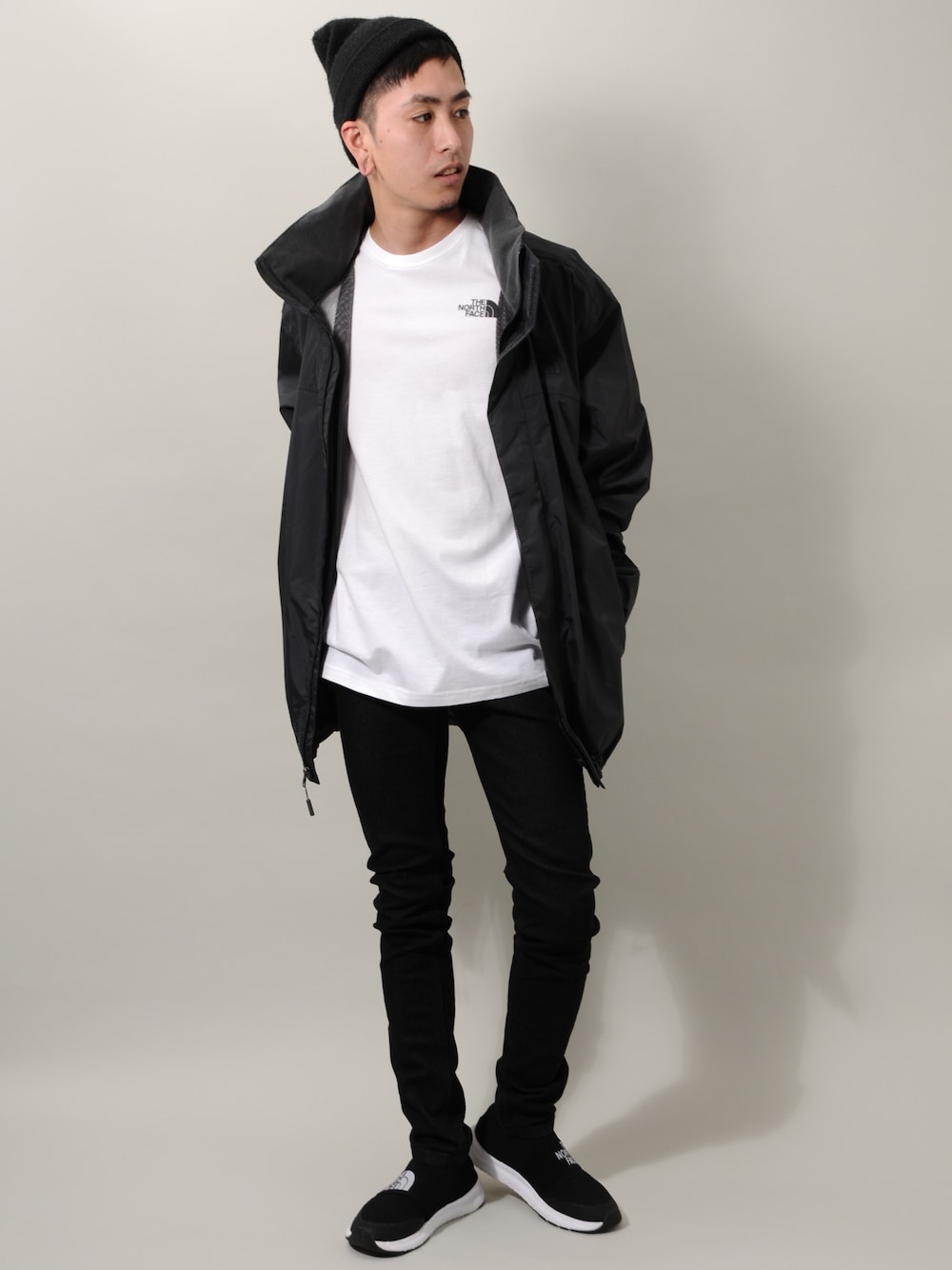 ブラック系のその他アウター、ホワイト系のTシャツ/カットソー、ブラック系のその他パンツを着用したメンズの春コーディネートの1枚目の写真