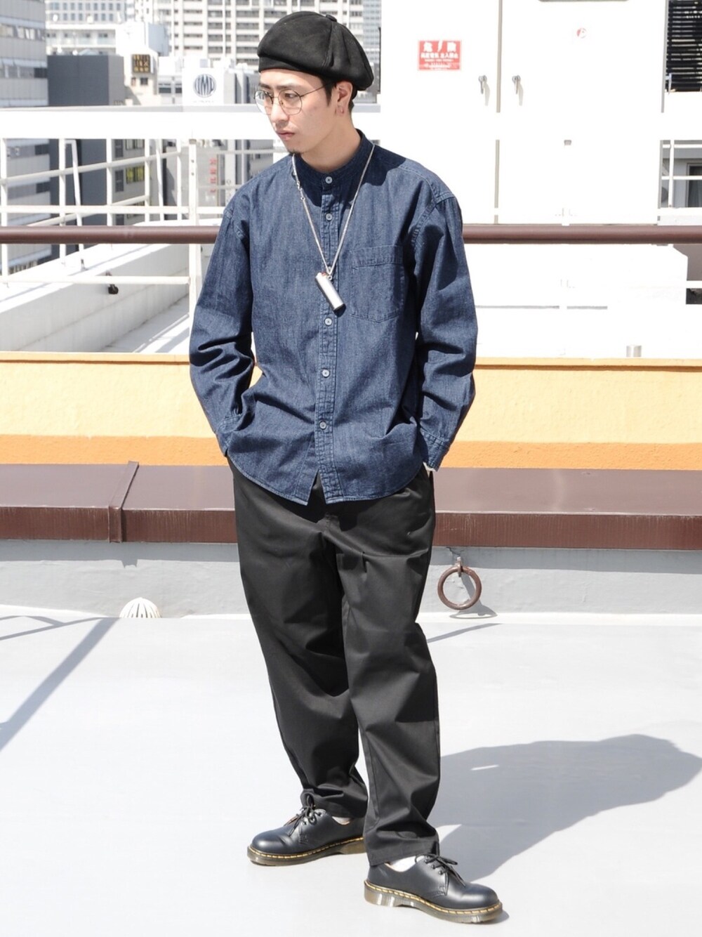 「メガネ男子、ローファー、ワイドパンツ、プチプラ、プチプラコーデ、大人コーデ、休日スタイル、はるコーデ」｜「UNIQLOのオーバーサイズフランネルスタンドカラーシャツ（長袖）（シャツ/ブラウス、ブルー系）」を使った、Masao.さん（メンズ・170cm）の春コーディネートの1枚目の写真