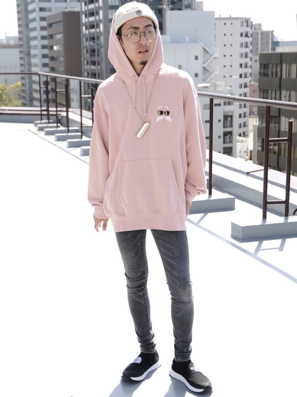 「プチプラ、古着、ハット、古着MIX、オーバーサイズ、ストリートコーデ、休日スタイル、メガネ男子、ユニクロ、パーカー」｜「UNIQLOのドラゴンボール スウェットプルパーカ（長袖）（パーカー、ピンク系）」を使った、Masao.さん（メンズ・170cm）の春コーディネートの1枚目の写真