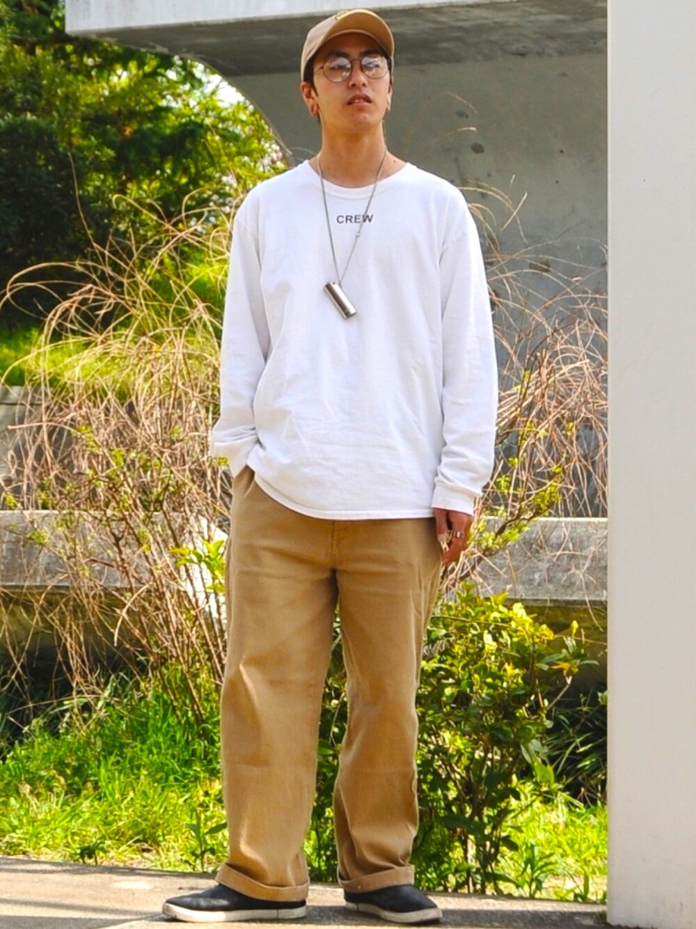 「休日スタイル、カジュアルコーデ、ロゴT、ロンT、チノパン、スニーカー、メガネ男子、シンプル、UNIQLO、ルイヴィトン」｜「no brandのアイテム（Tシャツ/カットソー、ホワイト系）」を使った、Masao.さん（メンズ・170cm）の春コーディネートの1枚目の写真