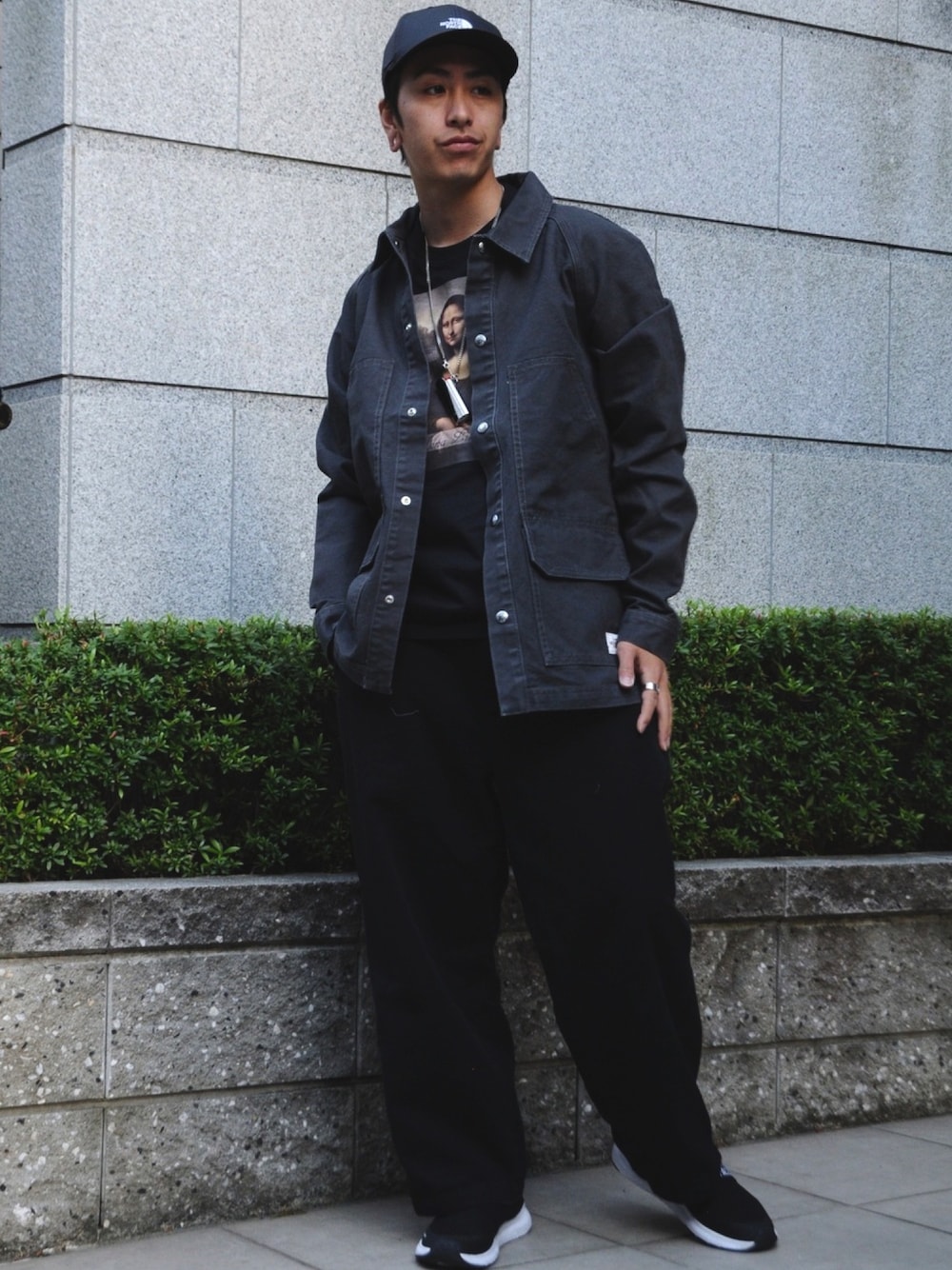 ホワイト系のその他アウター、ホワイト系のTシャツ/カットソー、ブラック系のデニムパンツを着用したメンズの春コーディネートの1枚目の写真