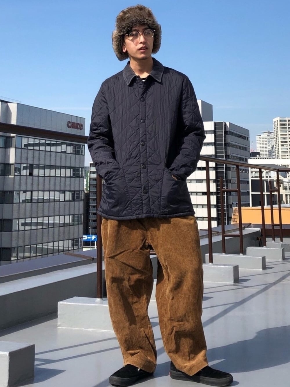 「キルティングジャケット、ワイドパンツ、コーデュロイパンツ、スニーカー、休日スタイル、冬コーデ、barbour、バブアー、HARE、パイロットキャップ」｜「Barbourの◇BARBOUR / バブアー QUILT NEW LIDDESDALE（ブルゾン、ブルー系）」を使った、Masao.さん（メンズ・170cm）の冬コーディネートの1枚目の写真
