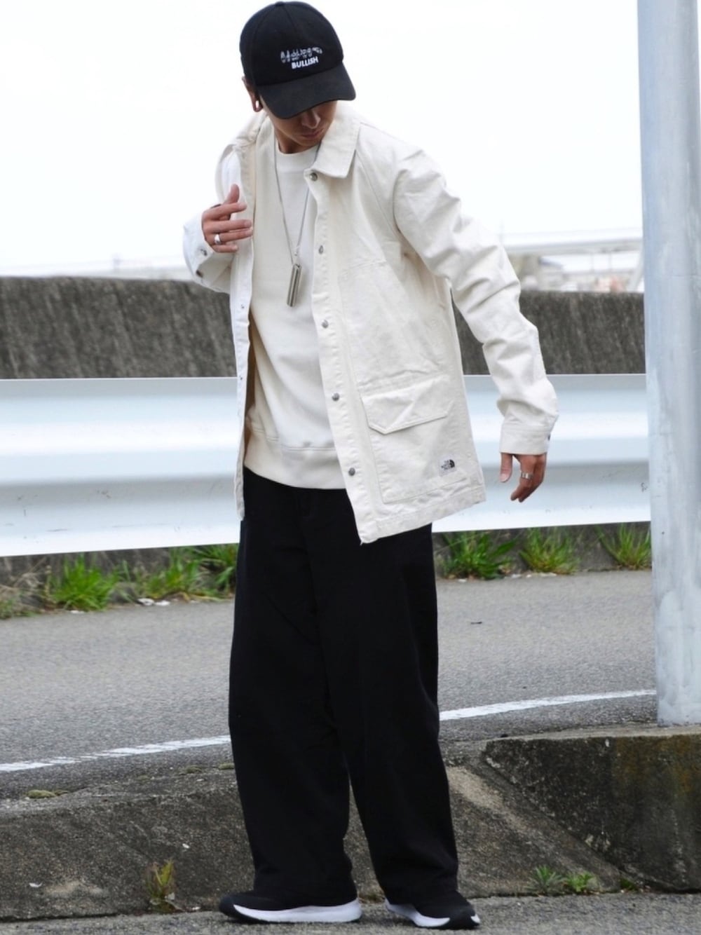 ホワイト系のスウェット、ホワイト系のその他アウター、ブラック系のデニムパンツを着用したメンズの春コーディネートの1枚目の写真