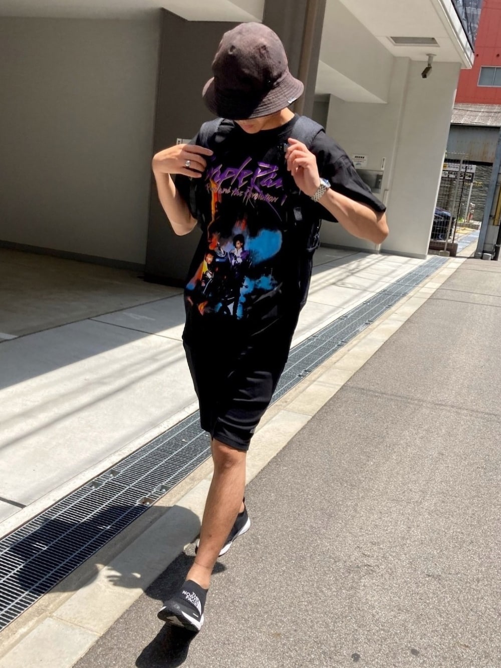 「ロゴT、Tシャツ、ショートパンツ、スウェットパンツ、夏コーデ、ストリート、UNIQLO、ユニクロ、リラックススタイル、THE NORTH FACE」｜「THE NORTH FACEのTHE NORTH FACE (ザ・ノースフェイス) タンドショート ライトパンツ（その他パンツ、ブラック系）」を使った、Masao.さん（メンズ・170cm）の春コーディネートの1枚目の写真