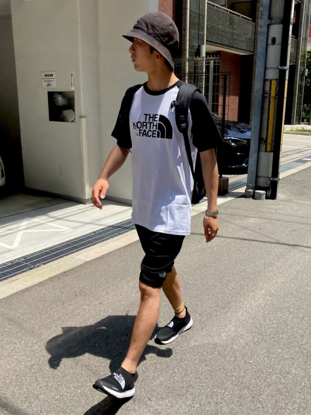 ホワイト系のTシャツ/カットソー、ブラック系のその他パンツ、ブラック系のスニーカーを着用したメンズの春コーディネートの1枚目の写真