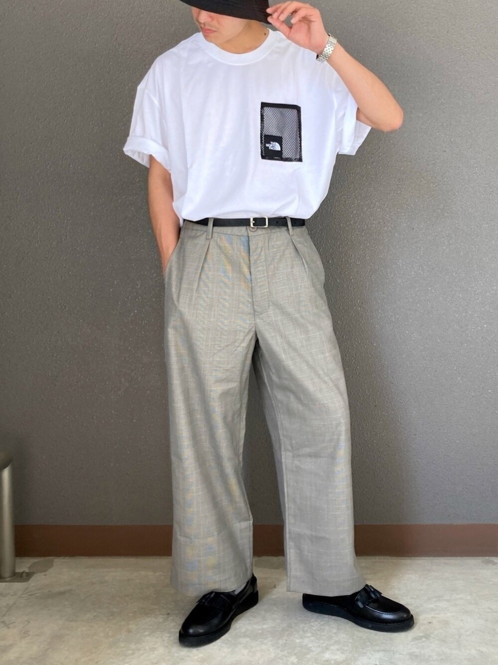 ホワイト系のTシャツ/カットソー、ブラック系のスラックス、ブラック系のローファーを着用したメンズの春コーディネートの1枚目の写真