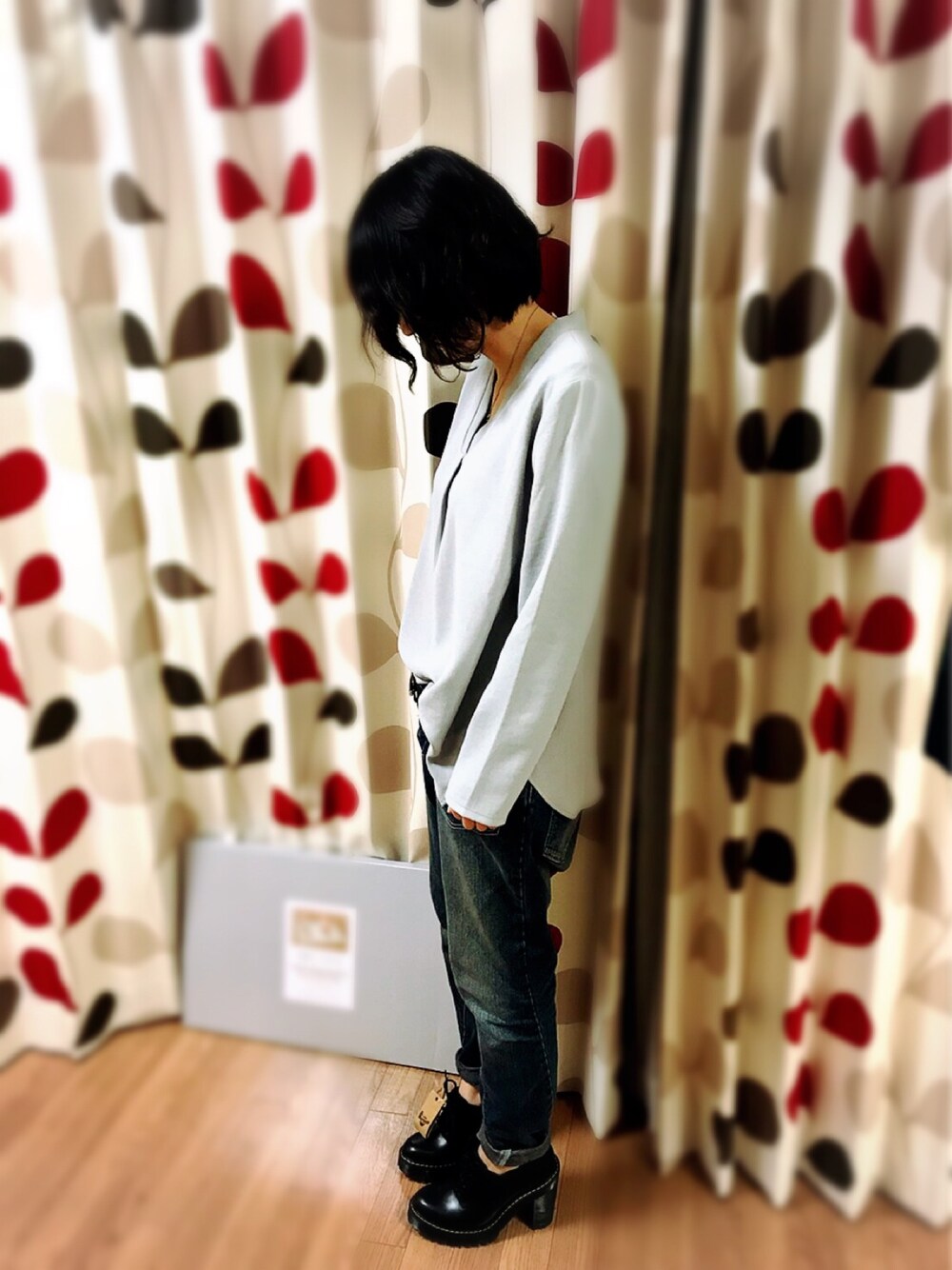 「Dr.Martens、antiqua」｜「antiquaのVネックトップス（その他トップス、グレー系）」を使った、Saoriさん（レディース・158cm）の冬コーディネートの1枚目の写真