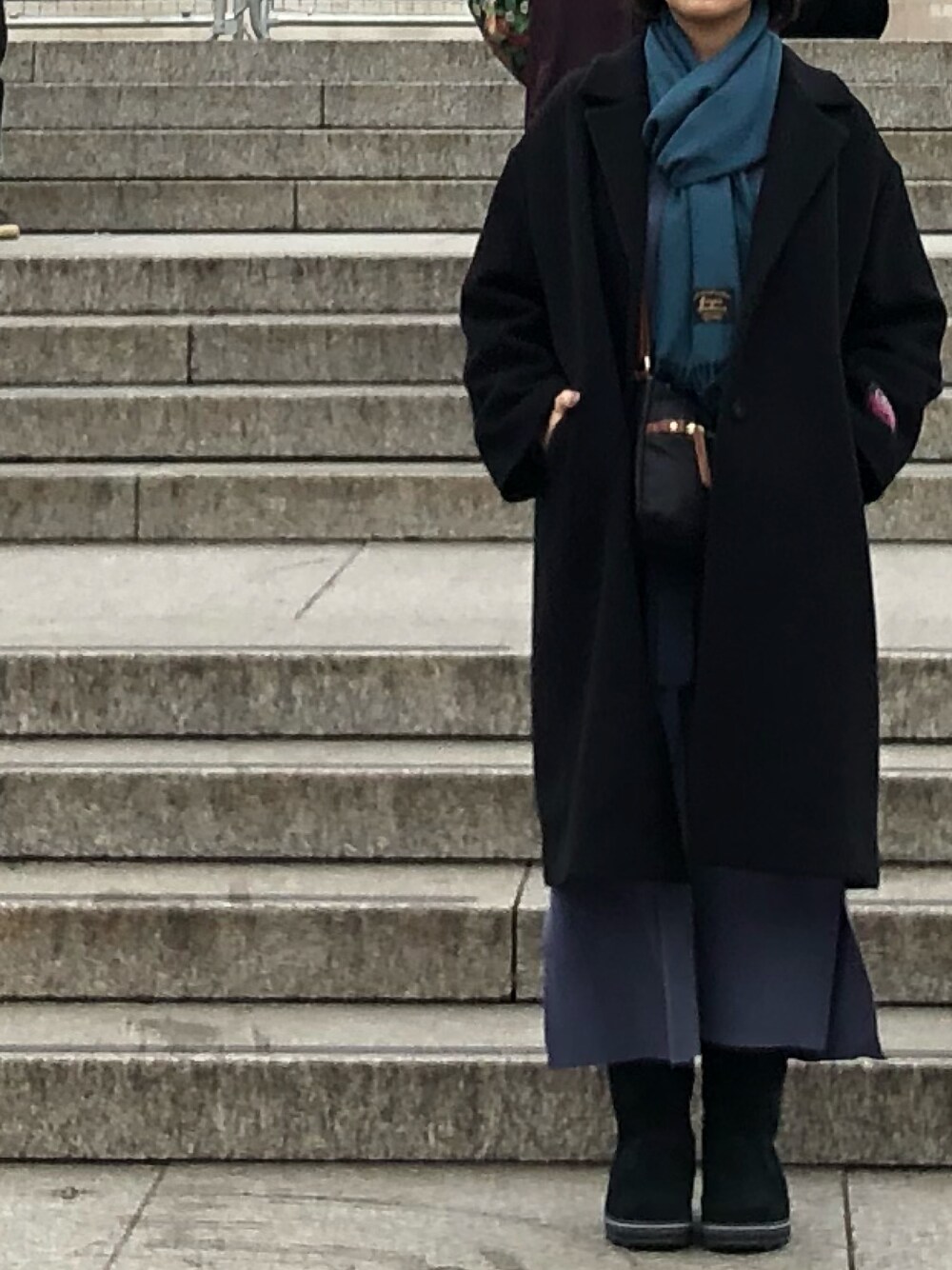 「SOREL、KBF、ワンピース、旅行コーデ」｜「A part byのcasheepルーズロングコート　 759744 （その他アウター、ブラック系）」を使った、Saoriさん（レディース・158cm）の冬コーディネートの1枚目の写真