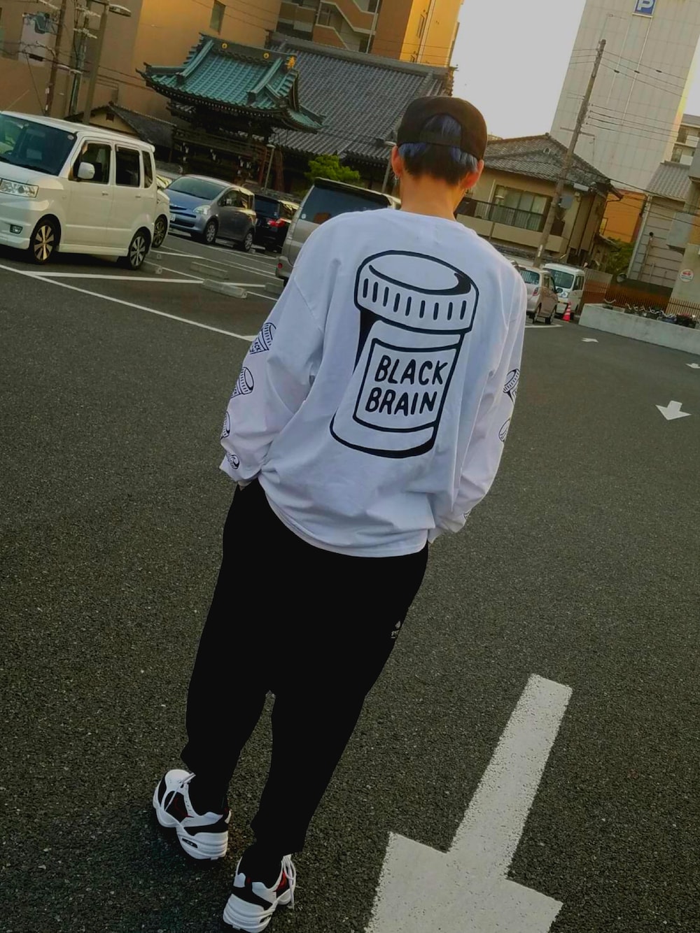 「YOJI YAMAMOTO、monarch、Blackbrain、シンプル、street、streetstyle、streetfashion、NIKE、春コーデ、シロクロ」｜「BLACK BRAINのアイテム（Tシャツ/カットソー、ホワイト系）」を使った、放浪者こまつ（余韻に押し潰されそう）さん（メンズ・180cm）の春コーディネートの1枚目の写真