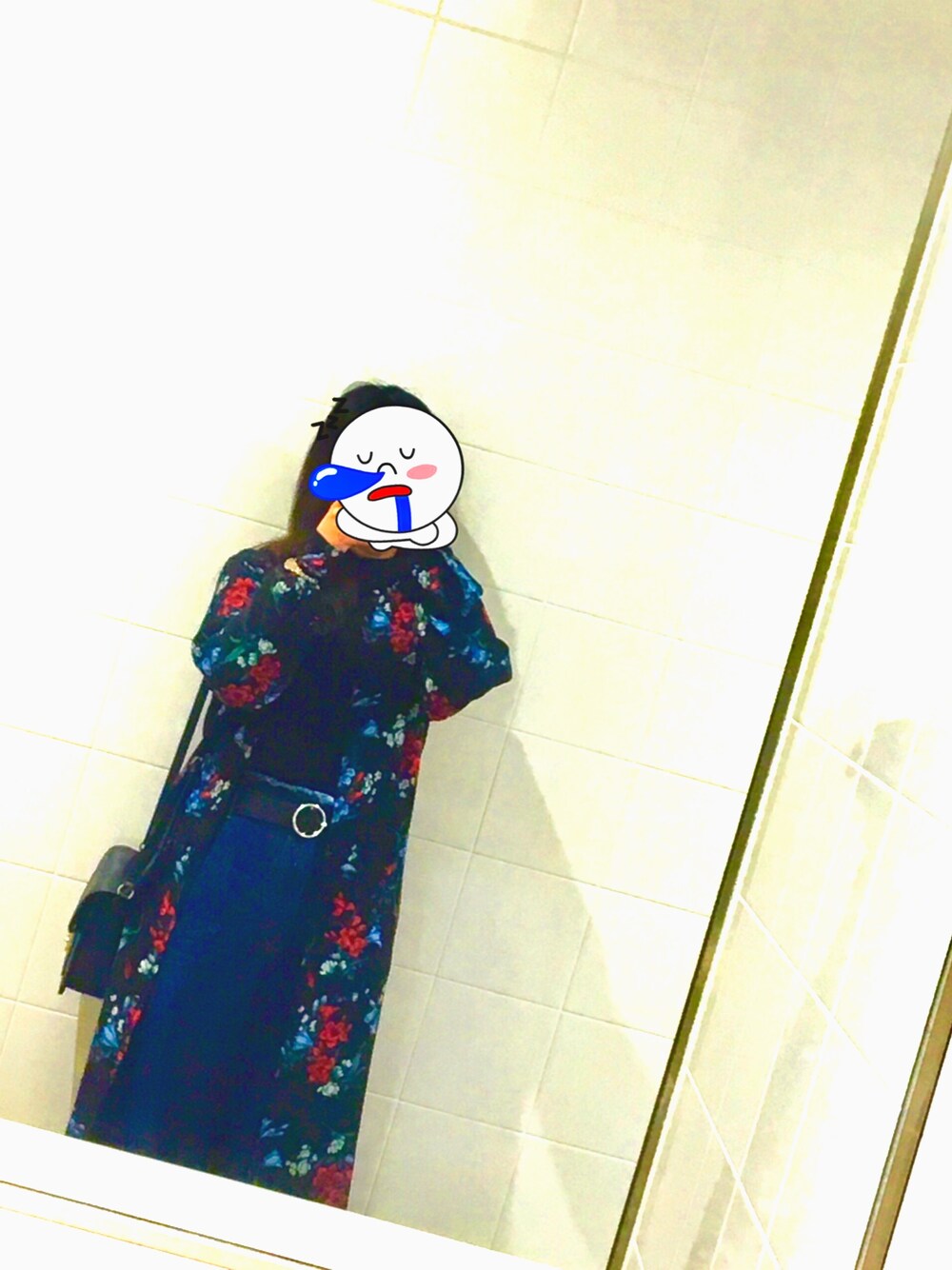 「休日スタイル、fashion、黒、ブラック」｜「w closetのカットオフウエストロールアップデニム（デニムパンツ、ブルー系）」を使った、Arisaさん（レディース・156cm）の春コーディネートの1枚目の写真