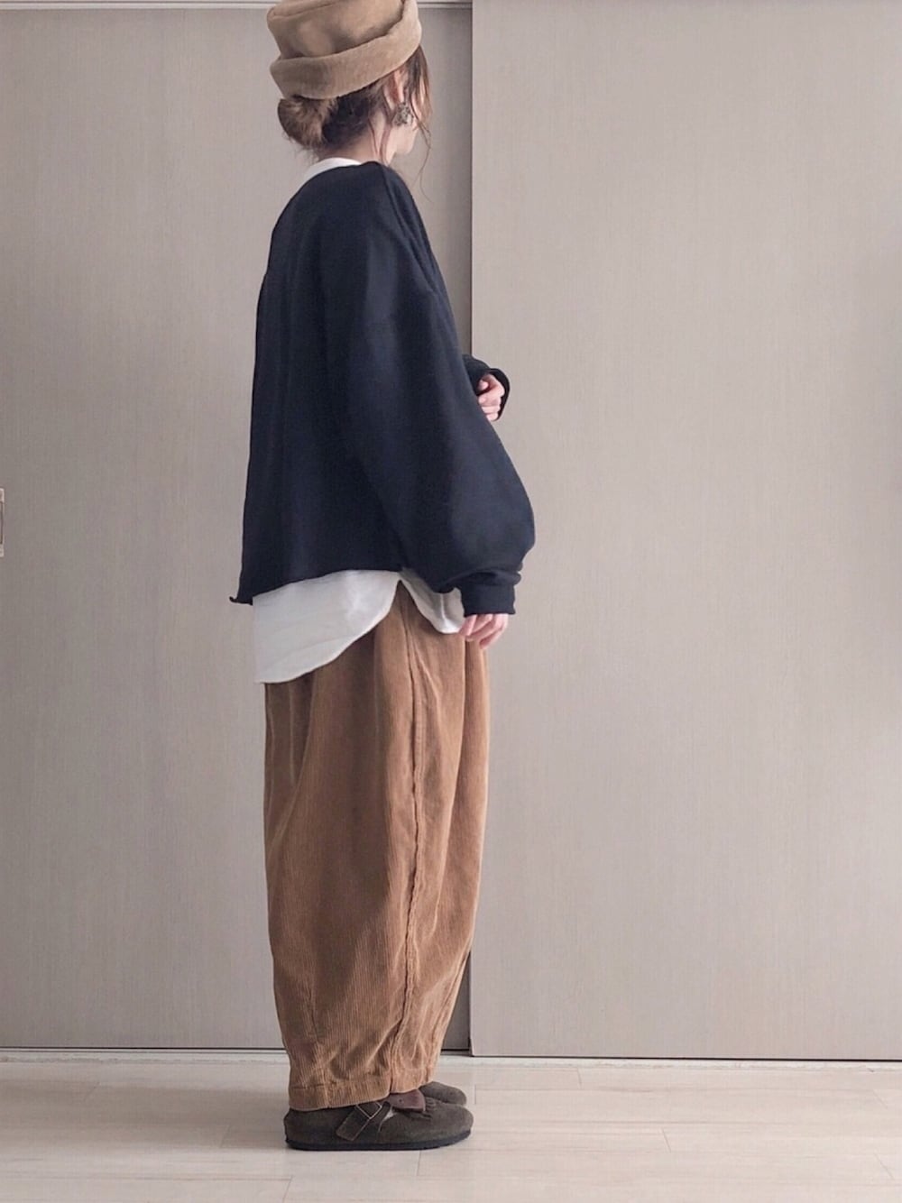 「ゆるコーデ、レイヤード、レイヤードスタイル、ボアハット、スウェット、シャツ、白シャツ、コーデュロイパンツ、birkenstock」｜「MERLOTのオーバーサイズ裏起毛スウェットトップス1064（スウェット、ブラック系）」を使った、ta_ma_☺︎さん（レディース・167cm）の秋コーディネートの1枚目の写真