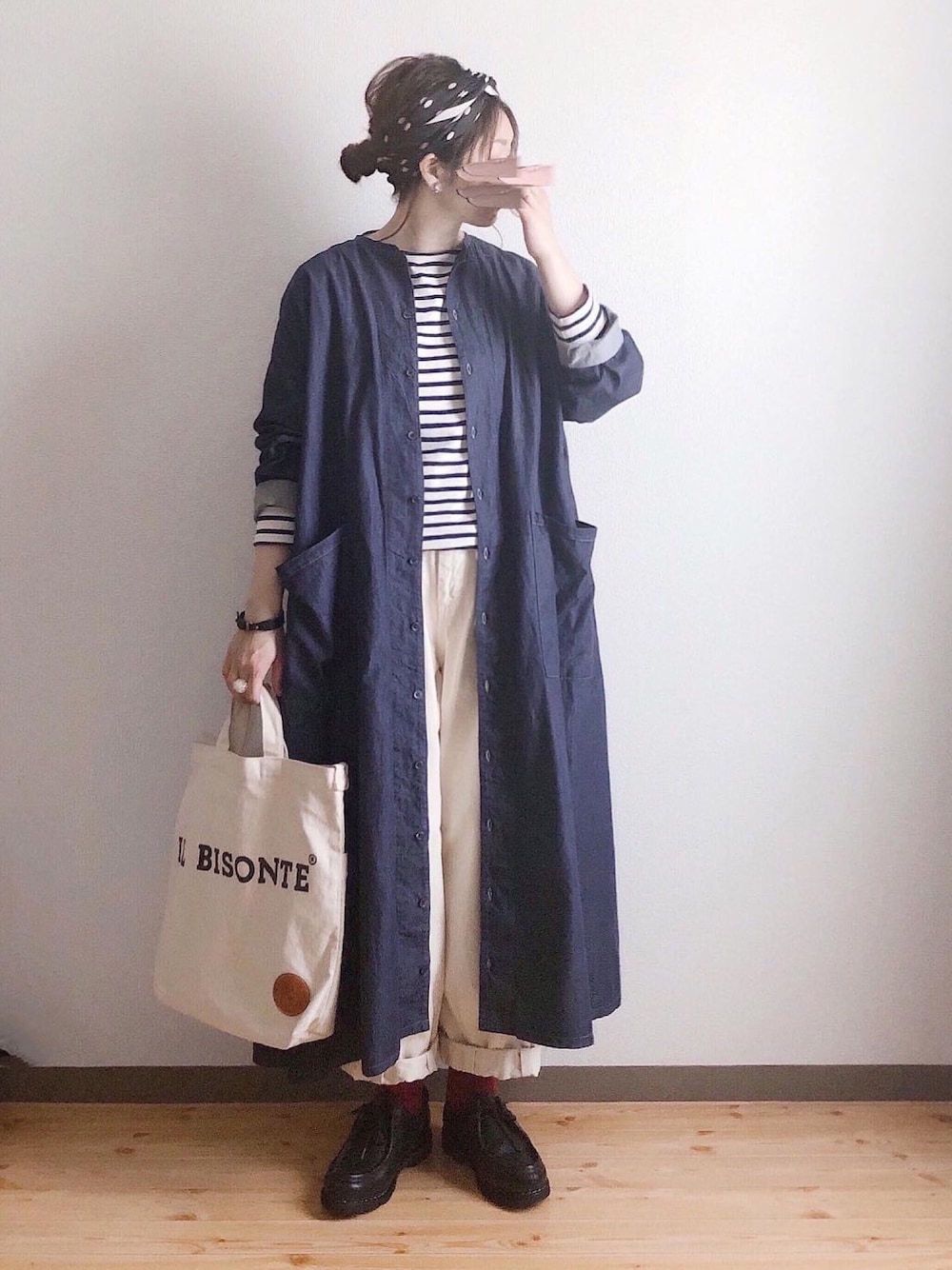 「休日スタイル、ゆるコーデ、ロングワンピース、デニムワンピース、ボーダートップス、チノパン、トートバッグ、スカーフアレンジ、きれいめカジュアル」｜「HARVESTYのHARVESTY / ハーベスティ DENIM ATELIER ROBE（シャツワンピース、ブルー系）」を使った、ta_ma_☺︎さん（レディース・167cm）の春コーディネートの1枚目の写真