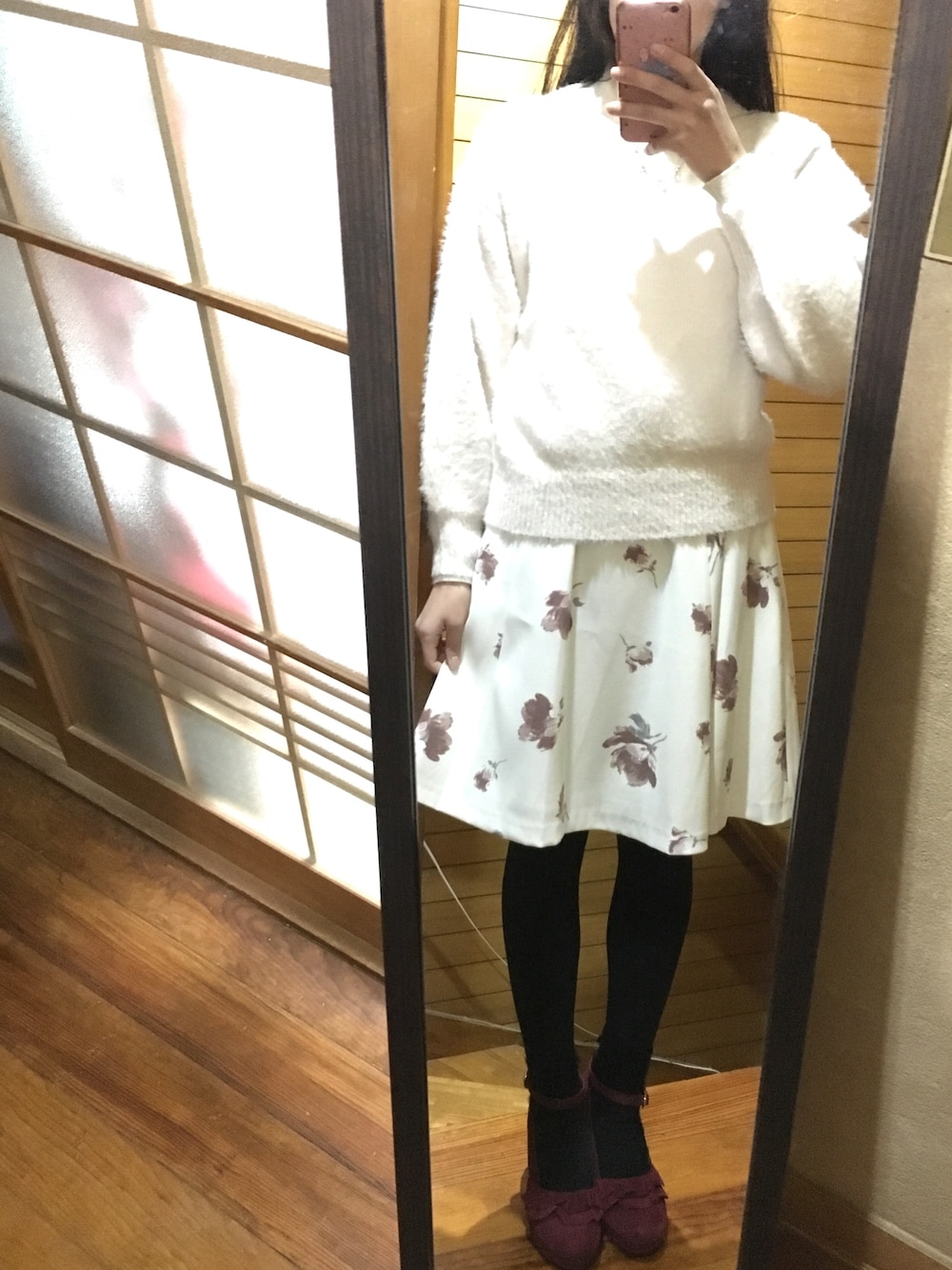 ピンク系のニット/セーター、ホワイト系のワンピース、レッド系のパンプスを着用したレディースの冬コーディネートの1枚目の写真