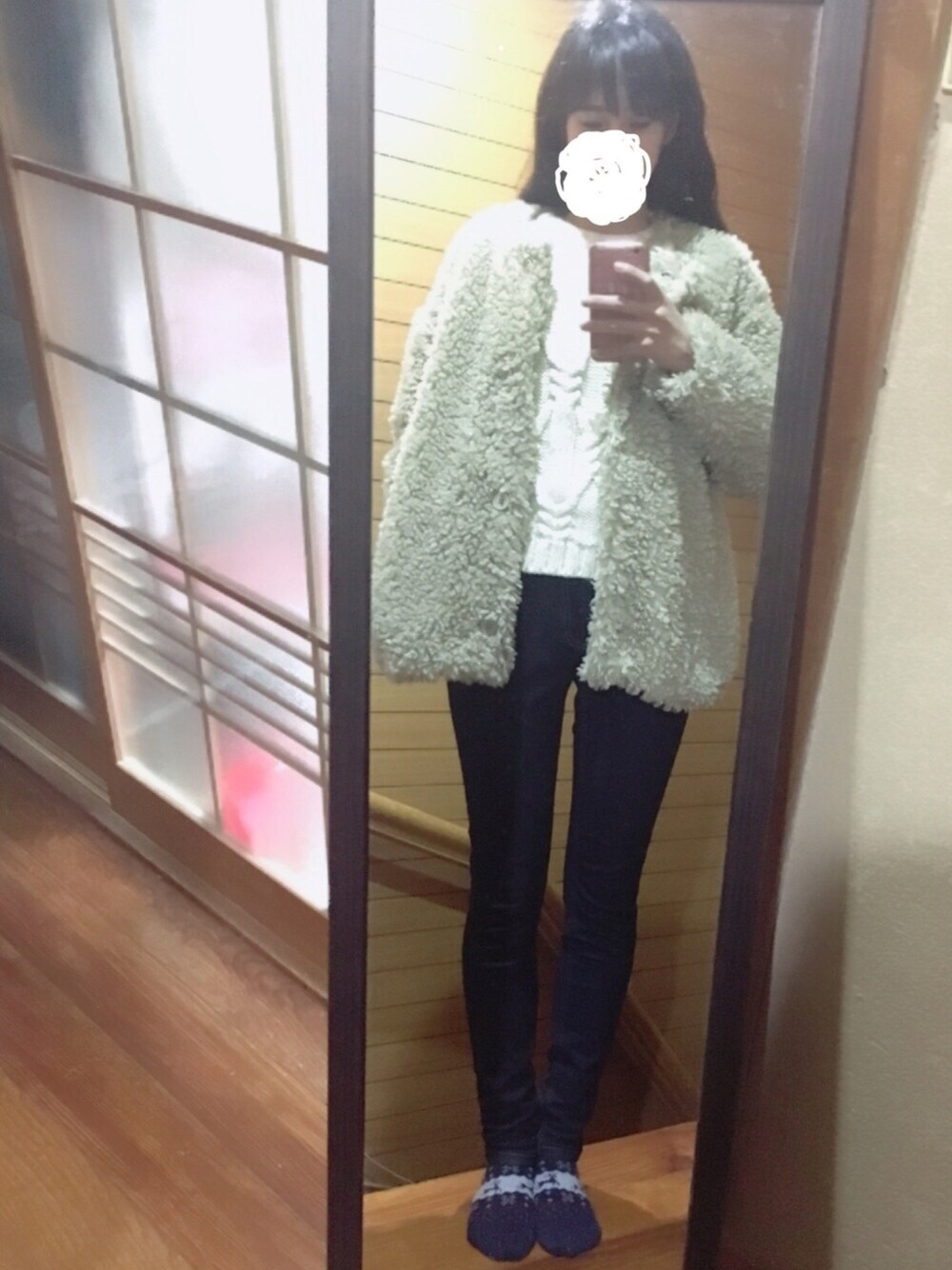 ホワイト系のニット/セーター、ベージュ系のその他アウター、ブルー系のその他パンツを着用したレディースの冬コーディネートの1枚目の写真