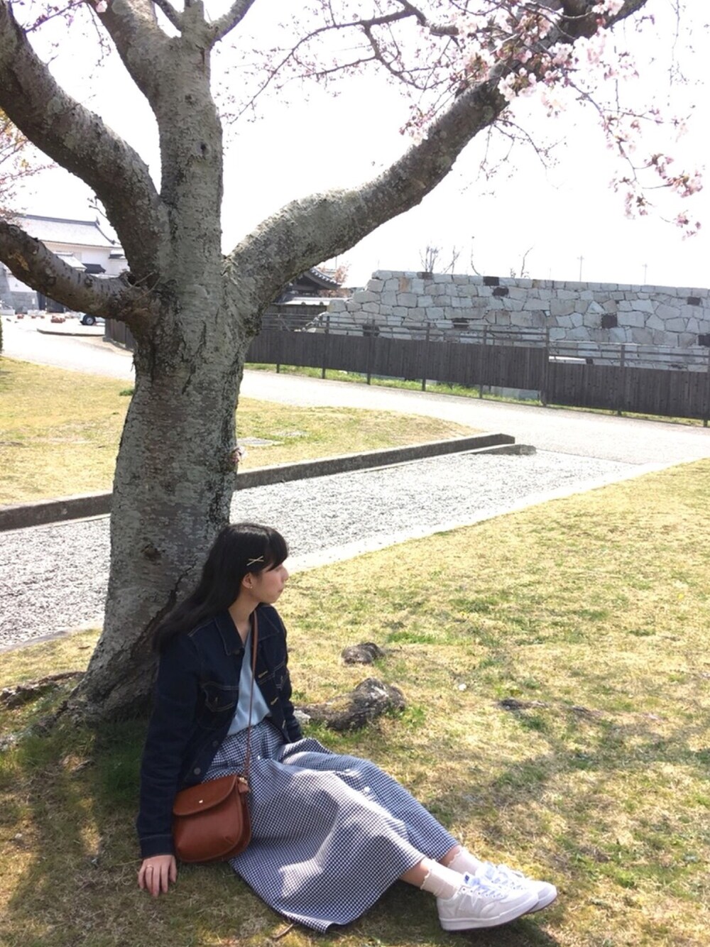 ブルー系のニット/セーター、その他のスカート、ブルー系のデニムジャケットを着用したレディースの春コーディネートの1枚目の写真