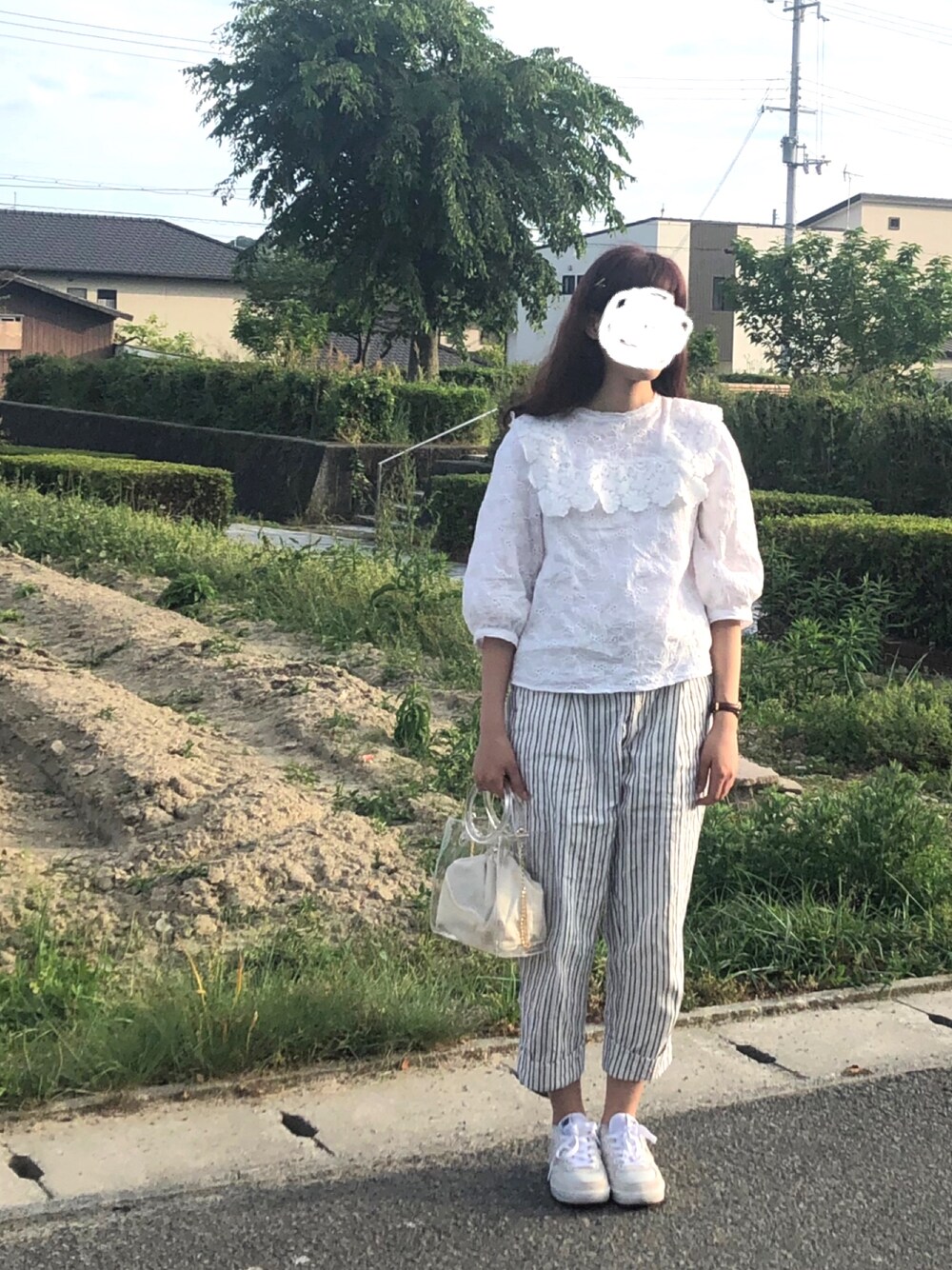 ホワイト系のシャツ/ブラウス、その他のショルダーバッグ、その他のその他パンツを着用したレディースの春コーディネートの1枚目の写真