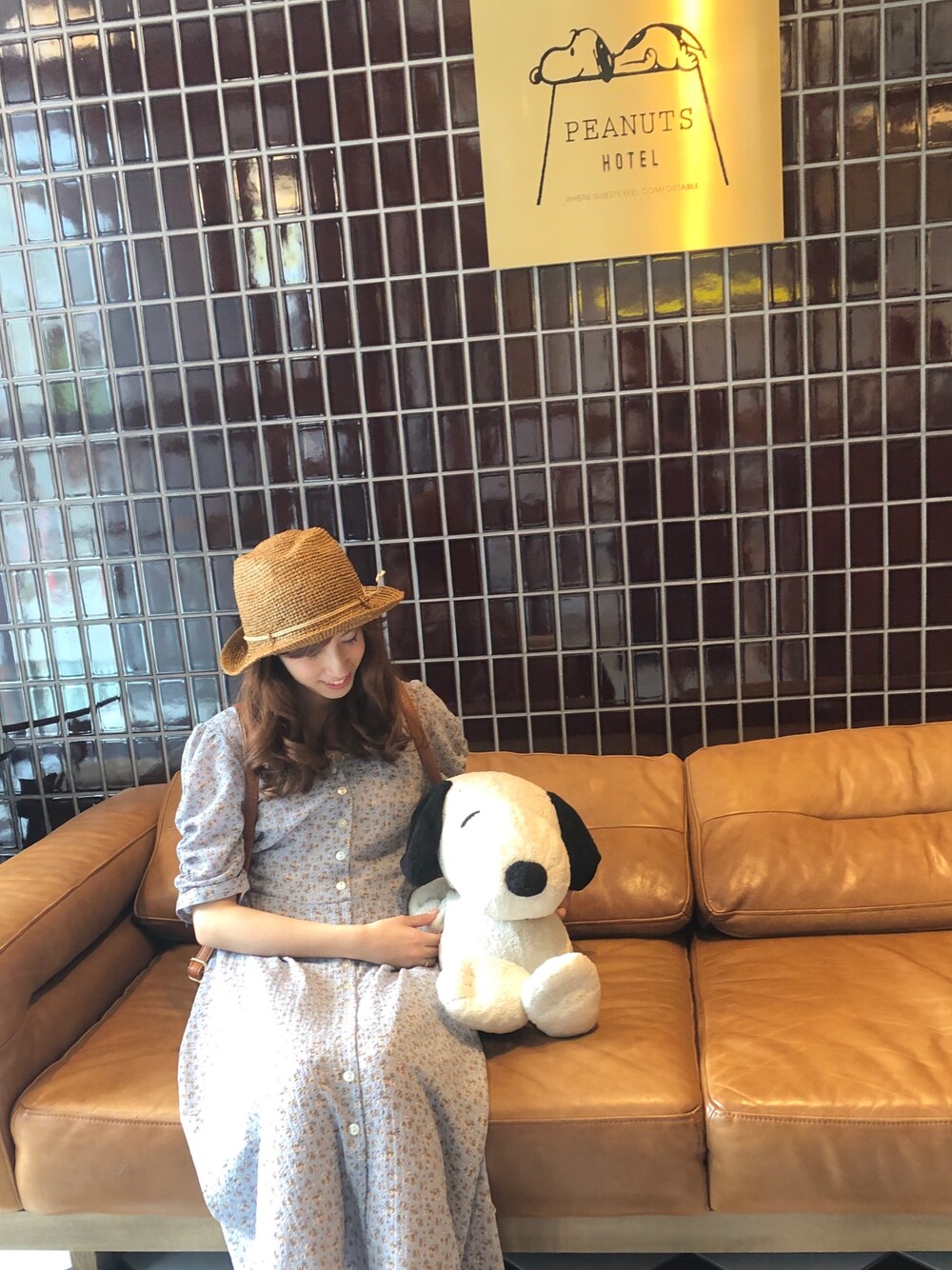 ブルー系のワンピース、イエロー系のハット、その他のその他を着用したレディースの夏コーディネートの1枚目の写真