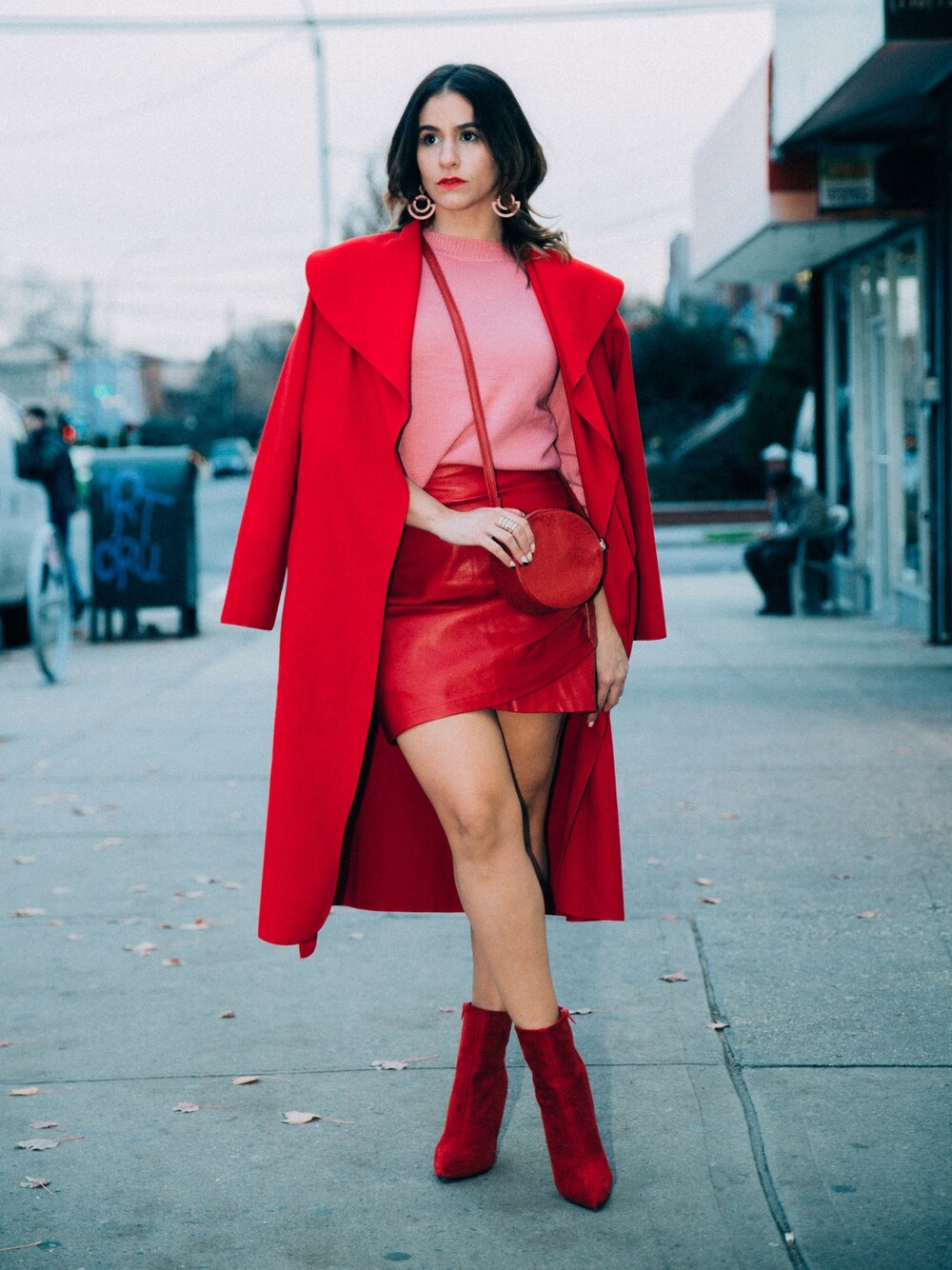 「nightout、NYC、streetstyle」｜「Boohooのアイテム（チェスターコート、レッド系）」を使った、Mariaさん（レディース・165cm）の冬コーディネートの1枚目の写真
