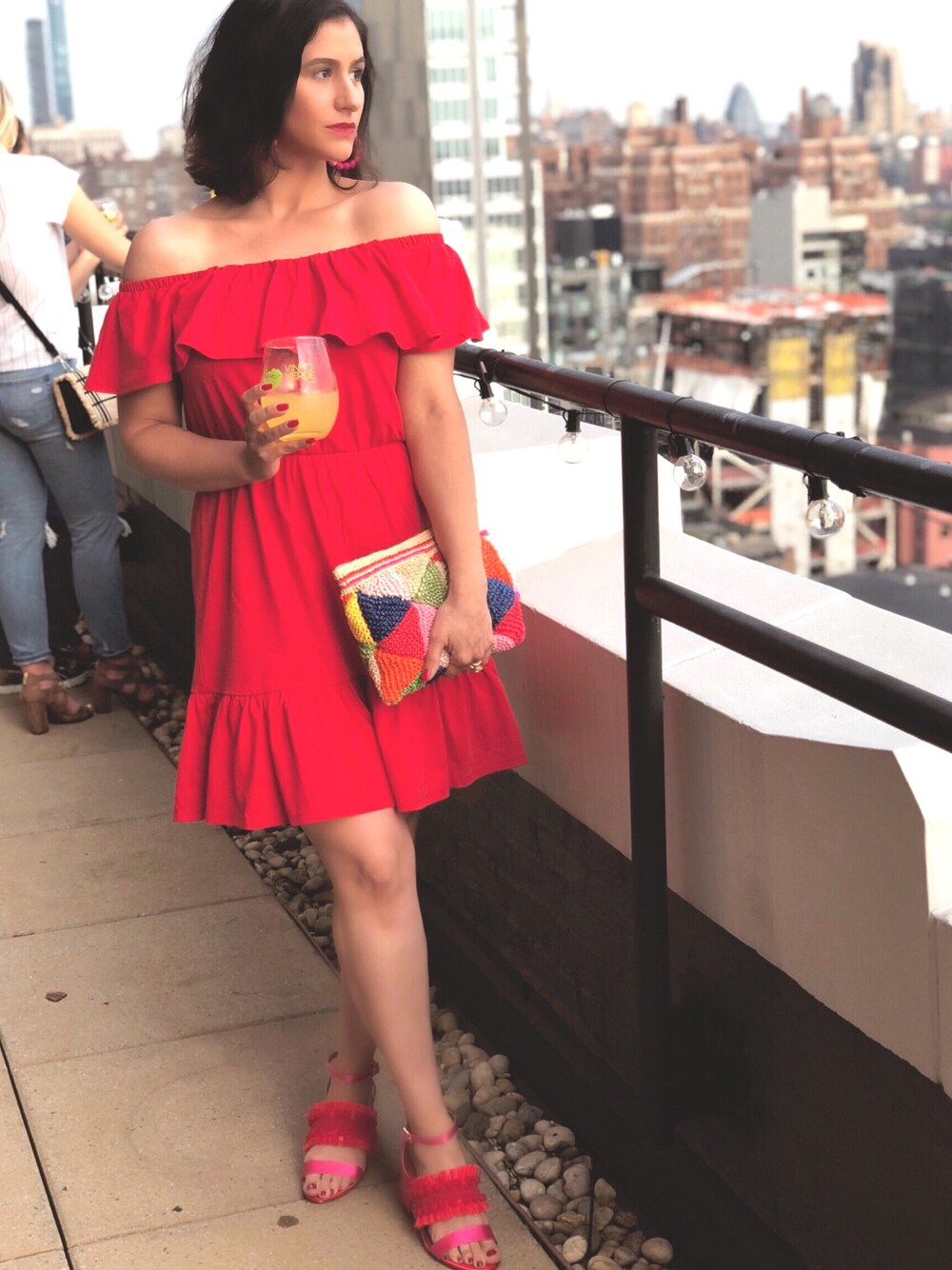 「strawbag、NYC、rooftop、summer style、red」｜「CATERINA BERTINIのアイテム（クラッチバッグ、その他）」を使った、Mariaさん（レディース・165cm）の夏コーディネートの1枚目の写真