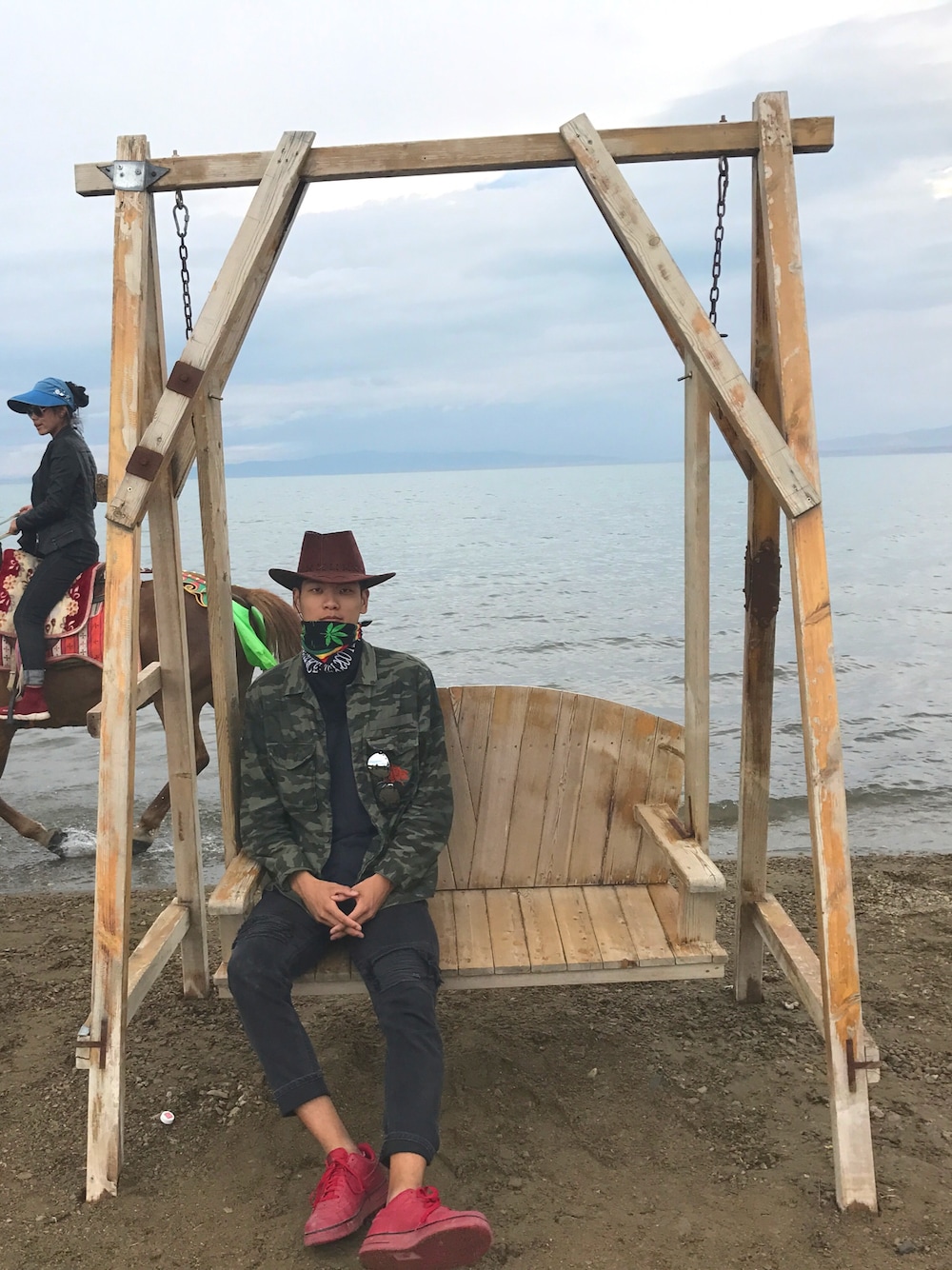 「青海湖」｜「NIKEのアイテム（スニーカー、レッド系）」を使った、往后稍稍吧弟弟さん（メンズ・190cm）の夏コーディネートの1枚目の写真