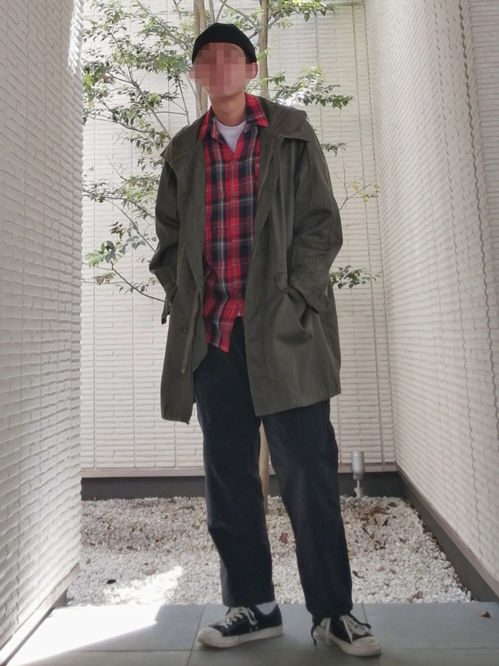 「アメカジ、ストリート、カーゴパンツ、チェックシャツ、モッズコート、M64、ニット帽、コンバース、シャツスタイル、ニットキャップ」｜「無印良品のアイテム（スニーカー、ブラック系）」を使った、フリマの使い手さん（メンズ・182cm）の春コーディネートの1枚目の写真