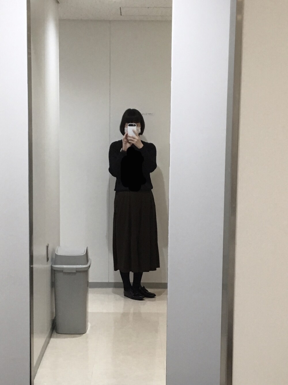 ブラック系のニット/セーター、ブラウン系のパンツ、ブラック系のドレスシューズを着用したレディースの冬コーディネートの1枚目の写真
