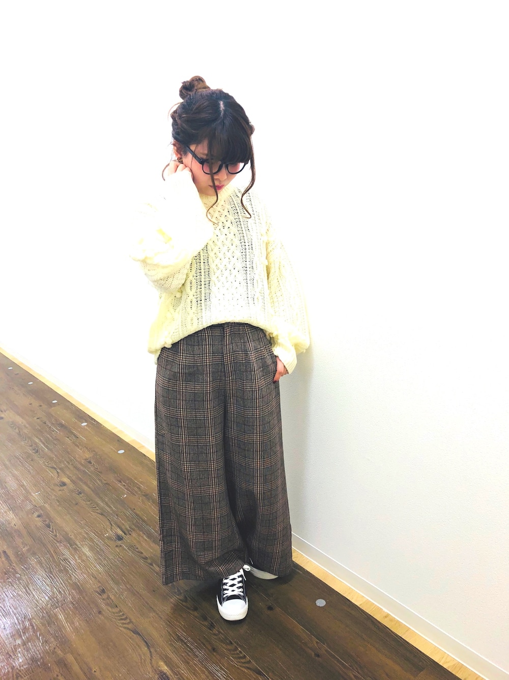「アフリカタロウ、おしゃれさんと繋がりたい、ケーブルニット、グレンチェック、ゆるコーデ」｜「AFRICA TAROのアイテム（ニット/セーター、ホワイト系）」を使った、Chihiro Morinagaさん（レディース・146cm）の冬コーディネートの1枚目の写真