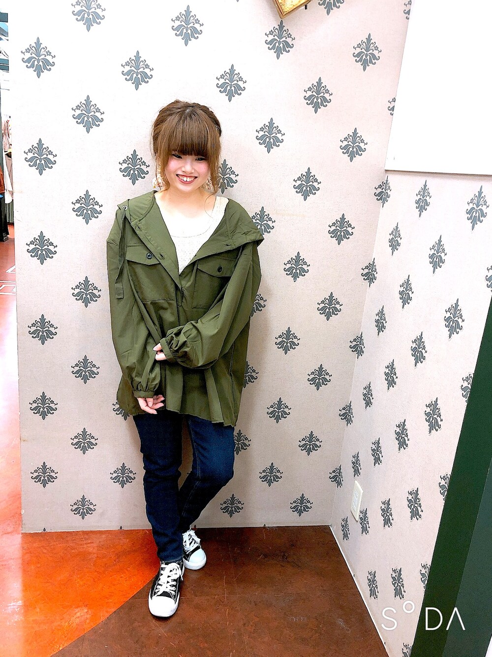 「カジュアルコーデ、デニムパンツ、カーキ、パンツスタイル、アフリカタロウ、おしゃれさんと繋がりたい、抜き襟、秋のコーデ」｜「AFRICA TAROのアイテム（トップス、グリーン系）」を使った、Chihiro Morinagaさん（レディース・146cm）の夏コーディネートの1枚目の写真